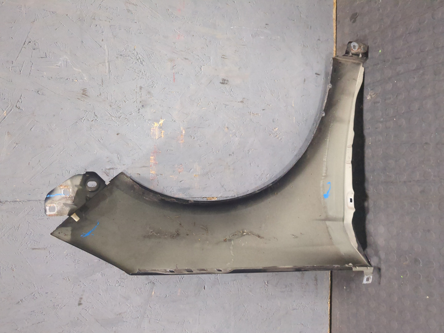 Крыло переднее левое