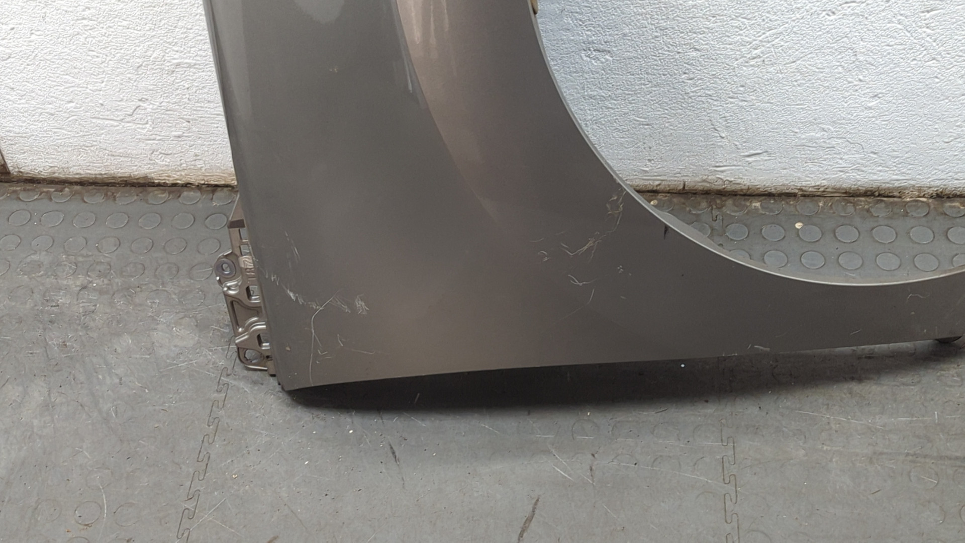 Крыло переднее правое