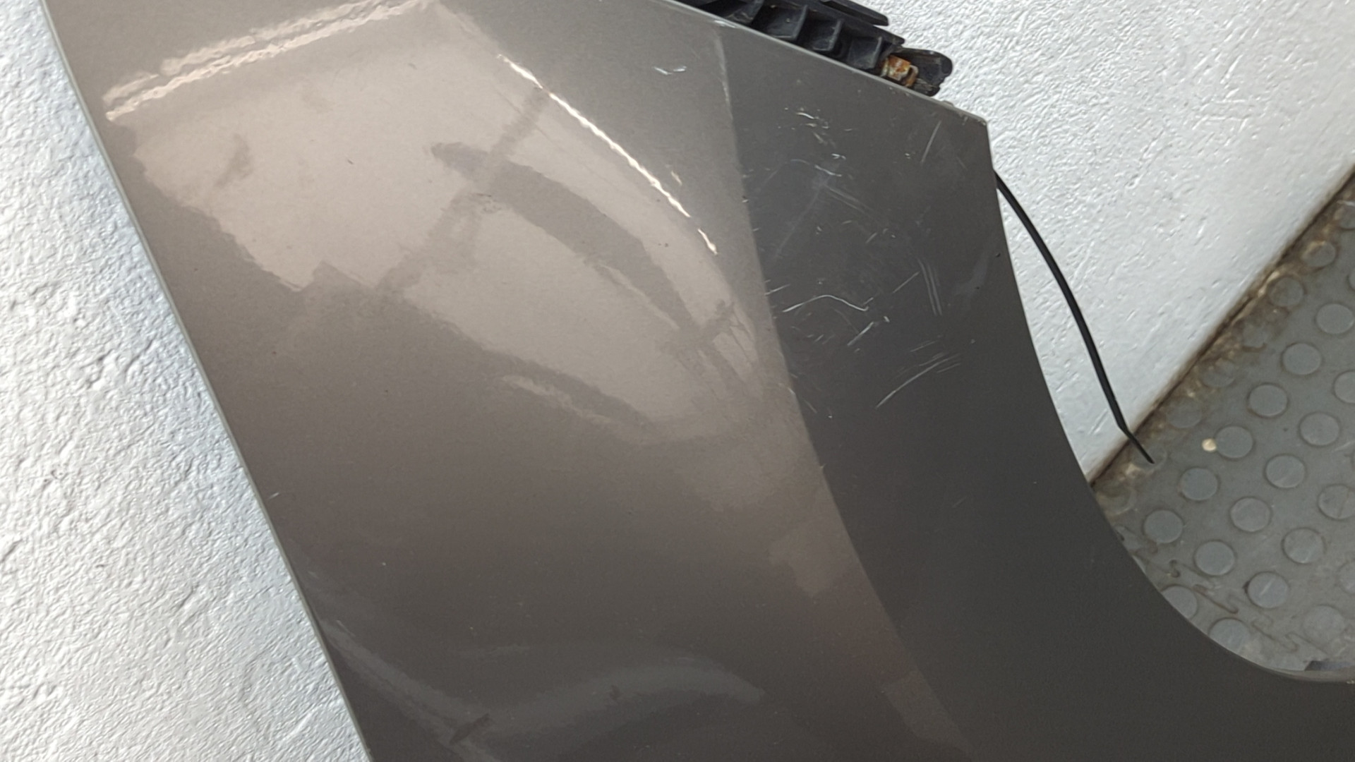 Крыло переднее правое