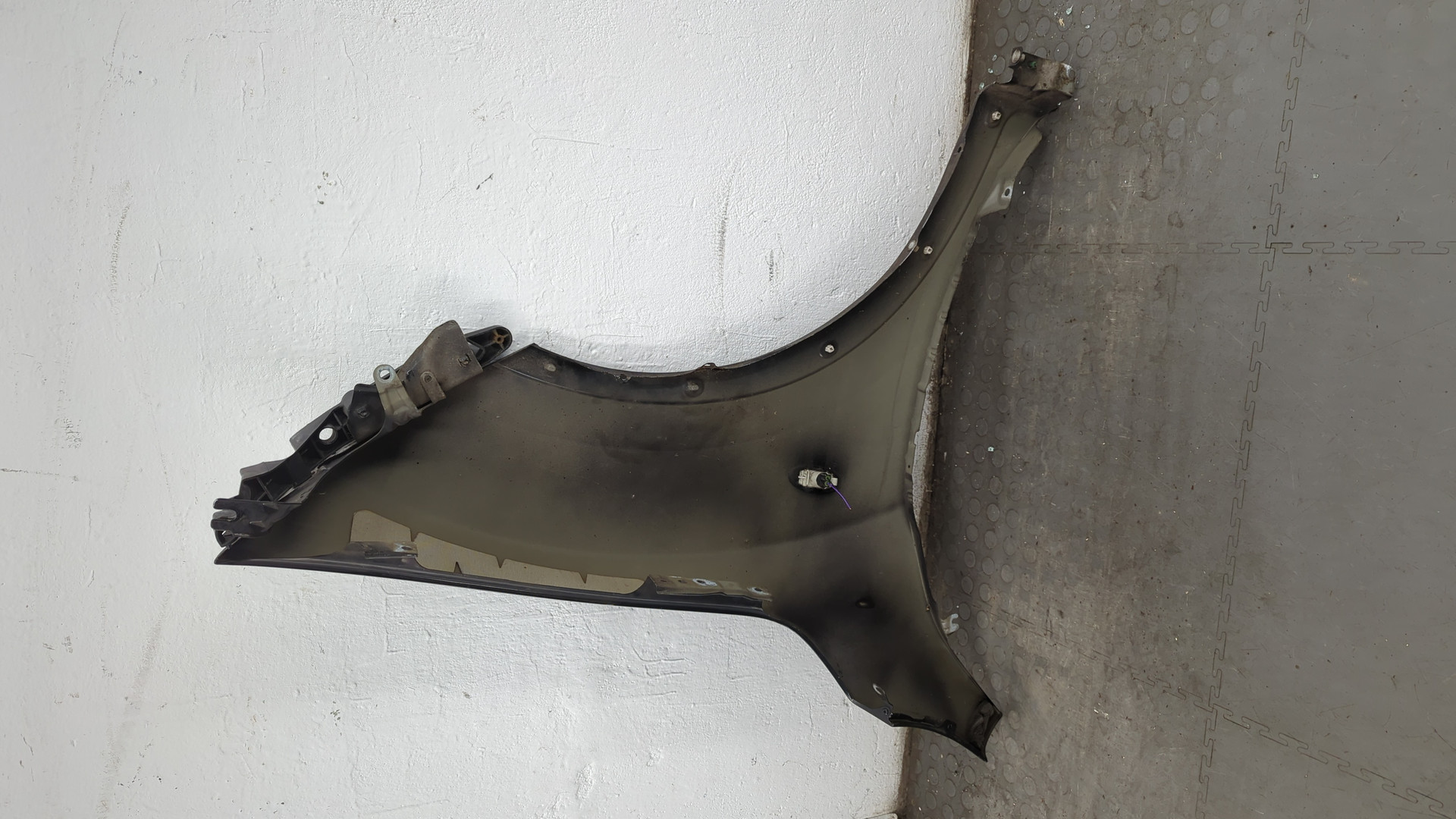 Крыло переднее левое