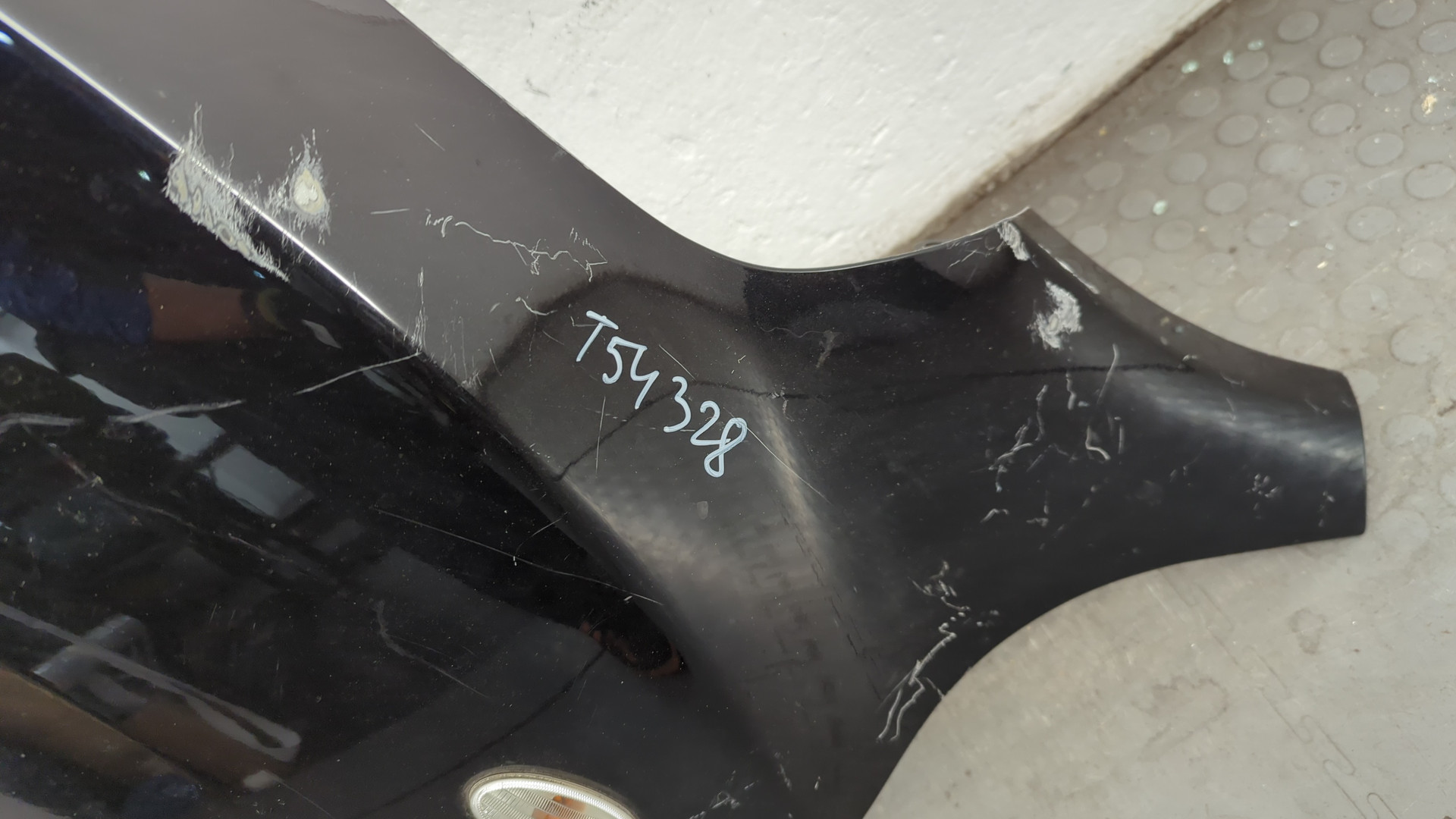 Крыло переднее левое