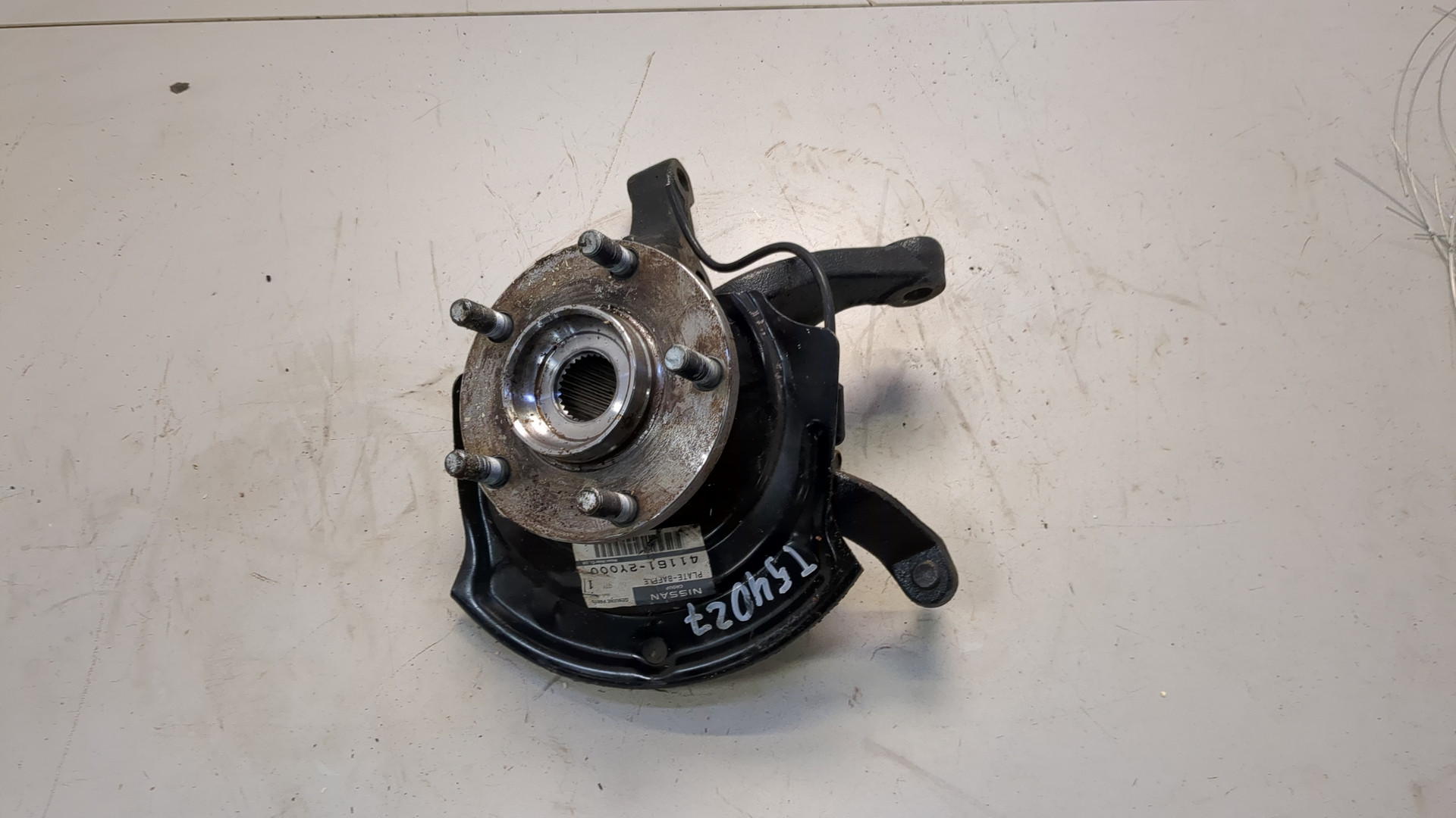 Кулак поворотный передний левый