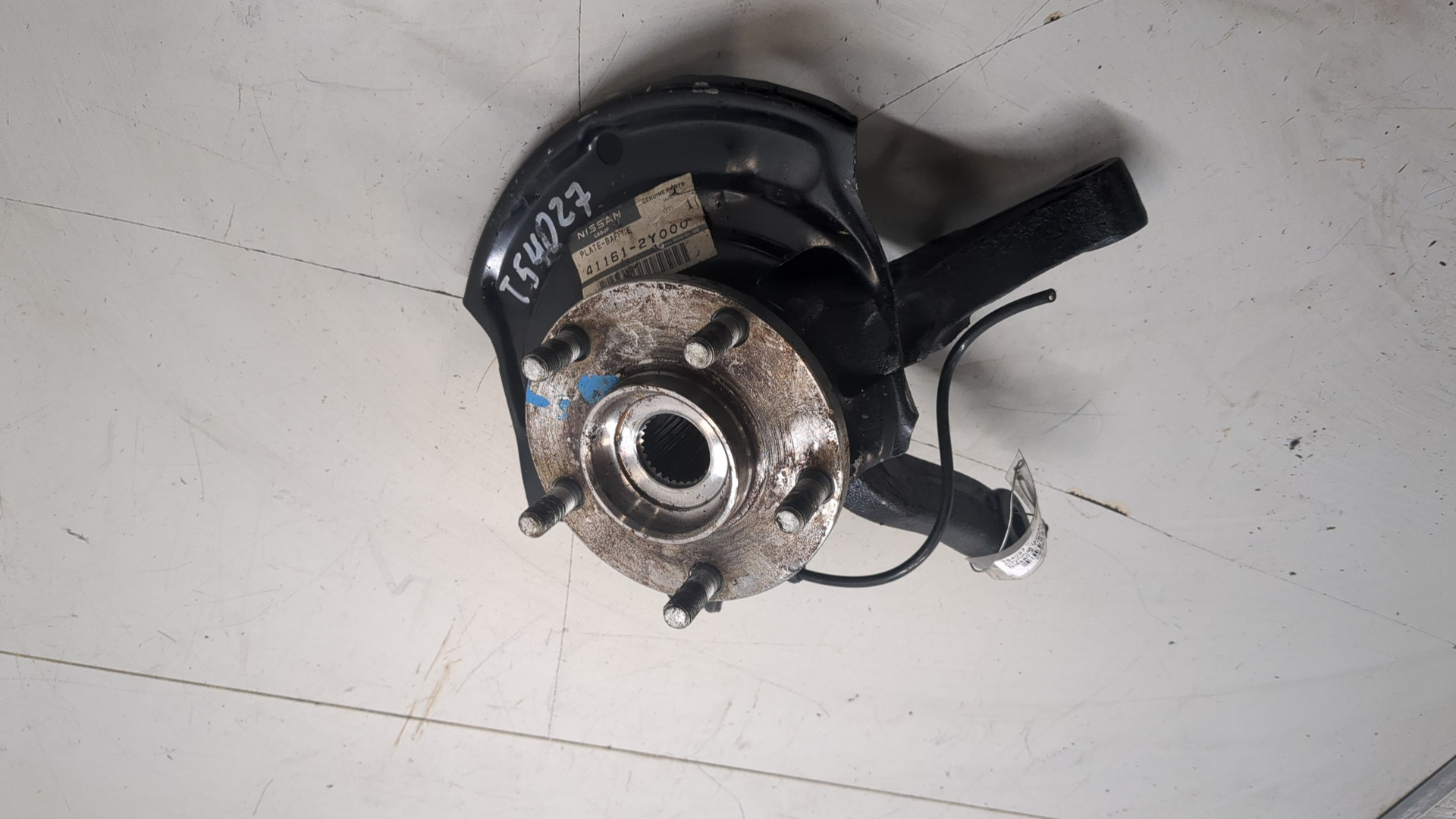 Кулак поворотный передний левый