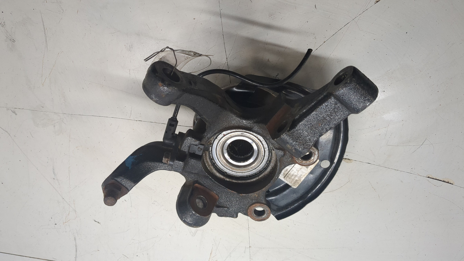 Кулак поворотный передний левый