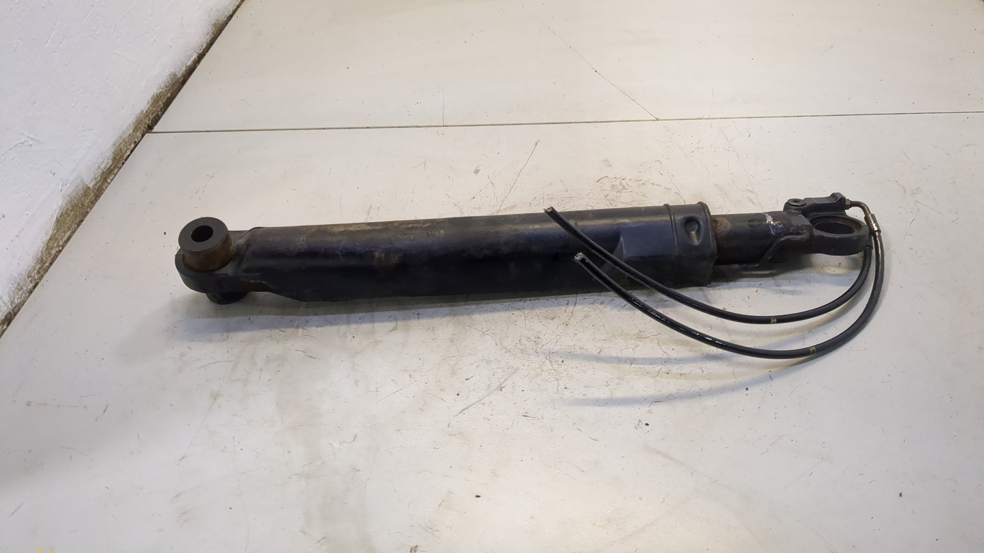 Рабочий цилиндр подъема кабины