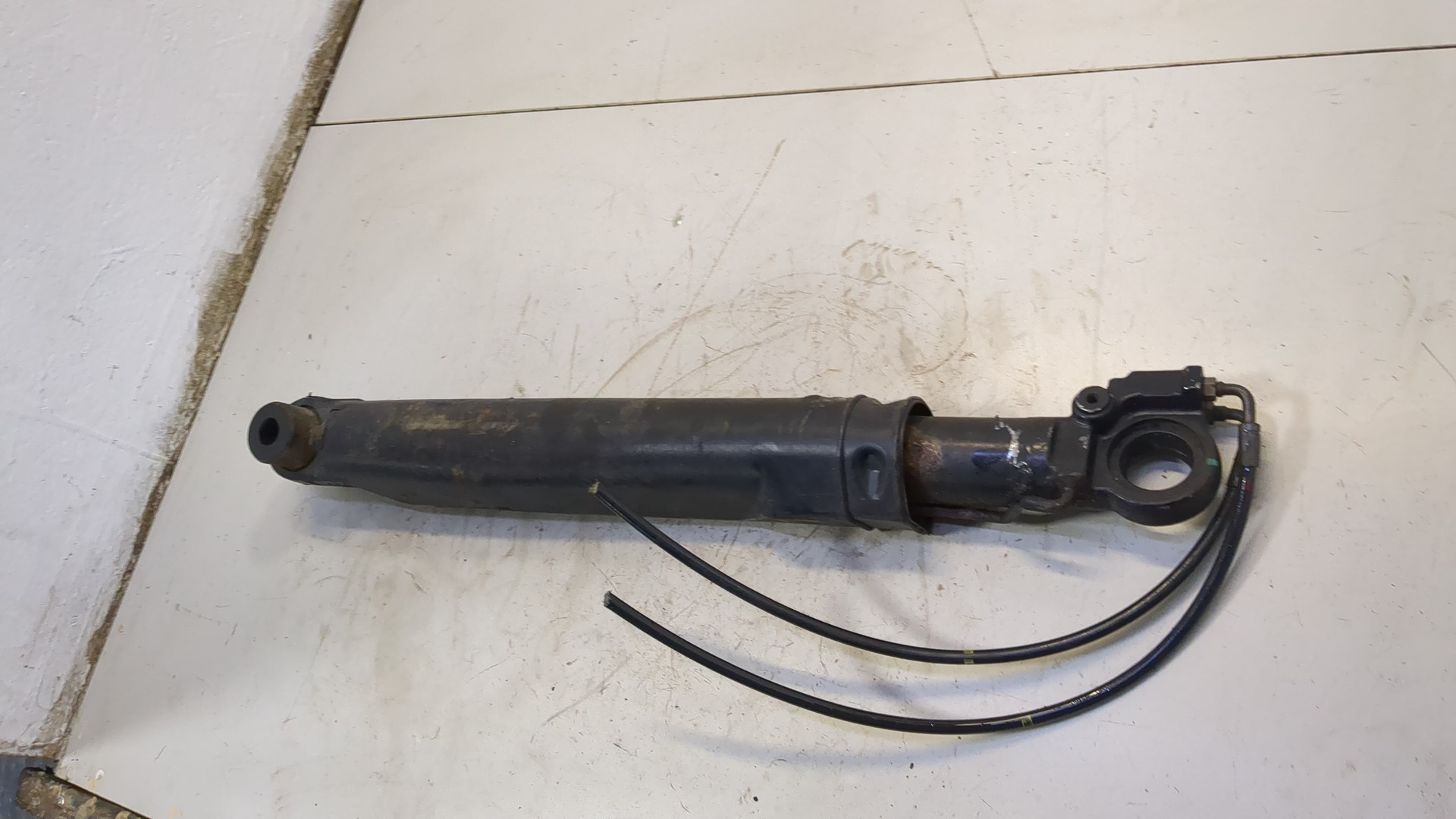 Рабочий цилиндр подъема кабины