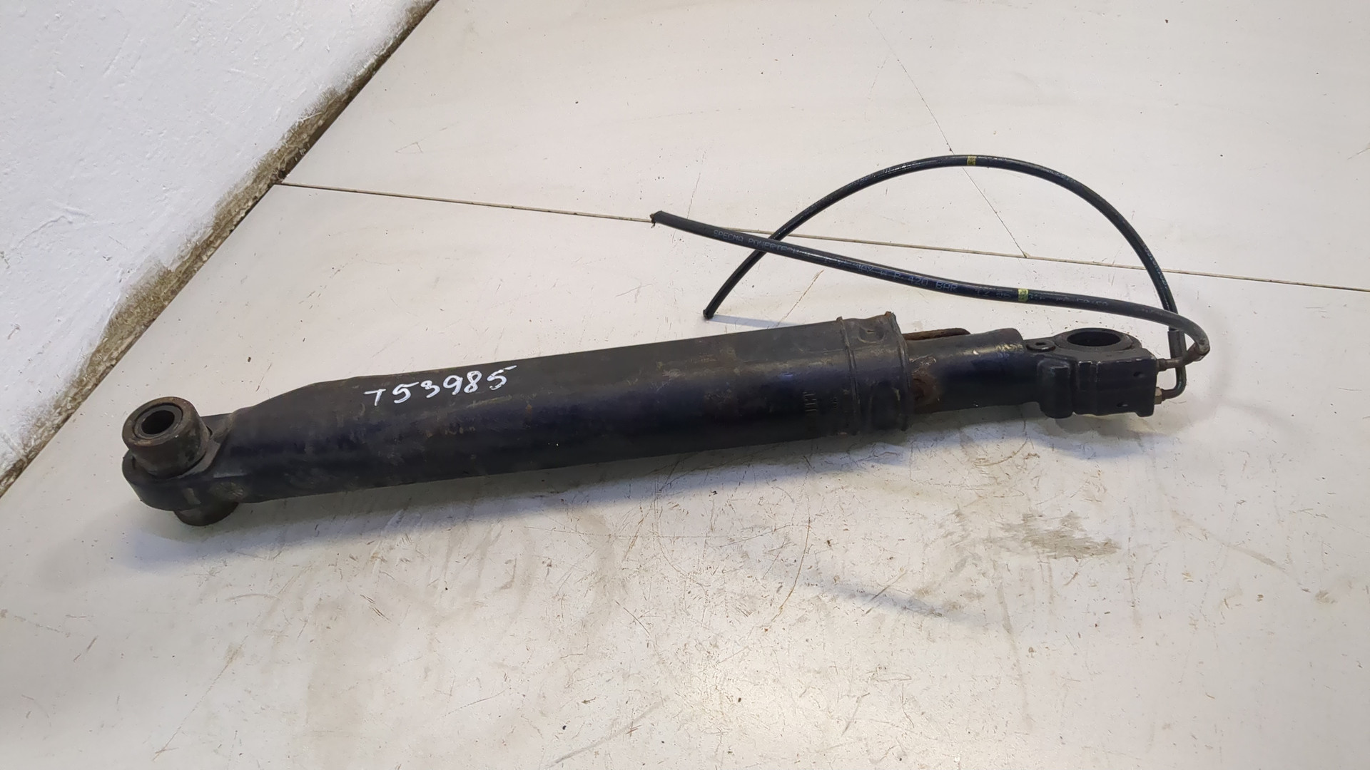 Рабочий цилиндр подъема кабины