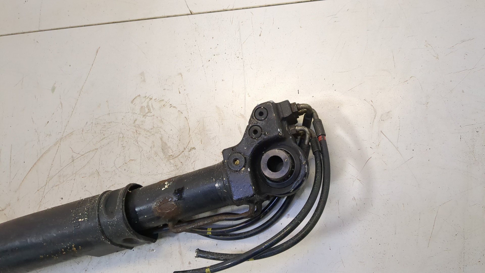 Рабочий цилиндр подъема кабины