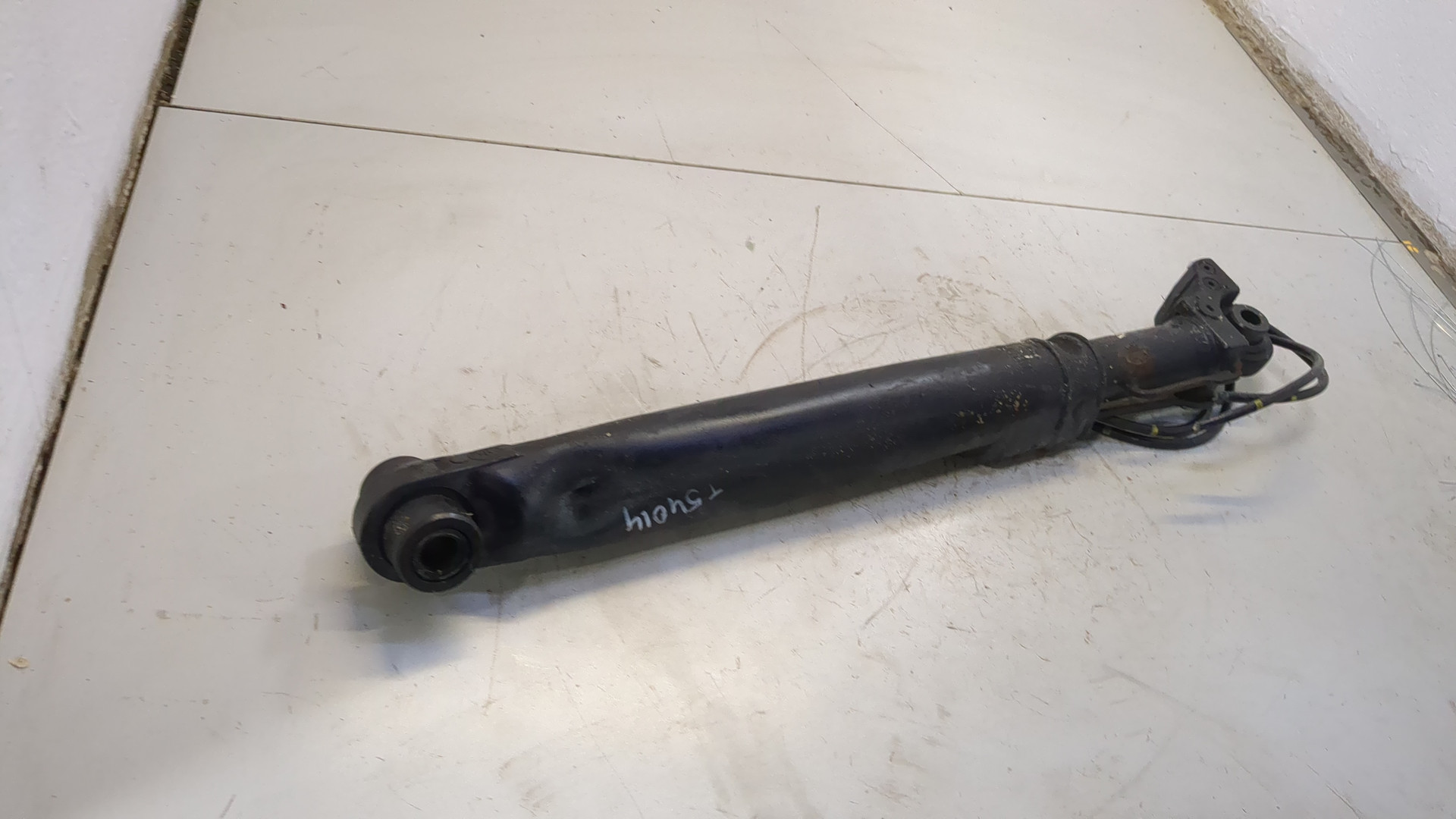 Рабочий цилиндр подъема кабины