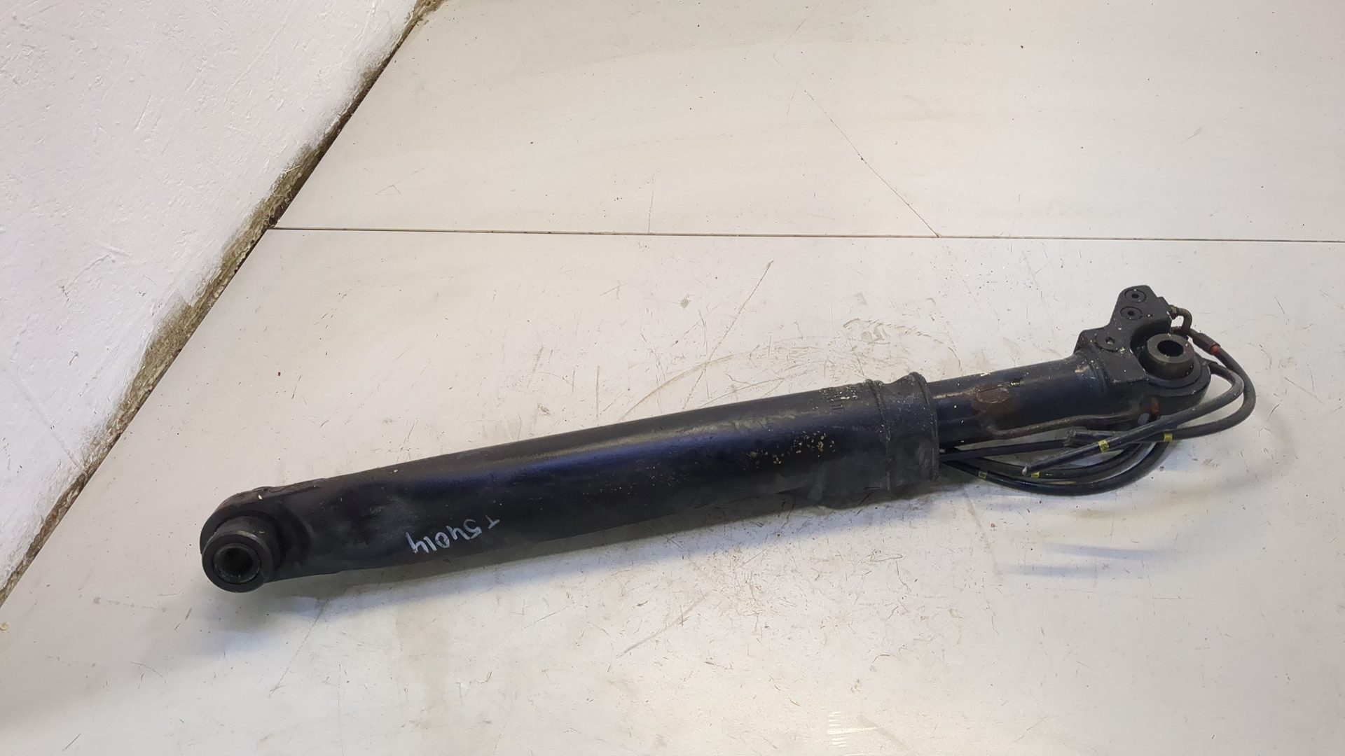 Рабочий цилиндр подъема кабины