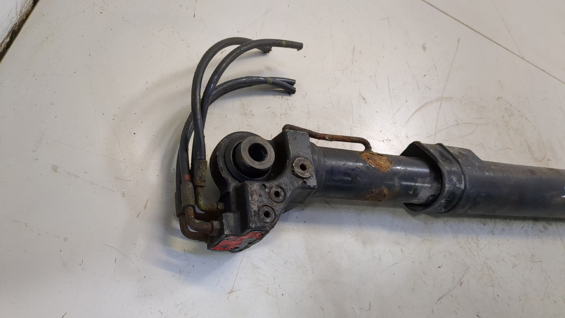 Рабочий цилиндр подъема кабины