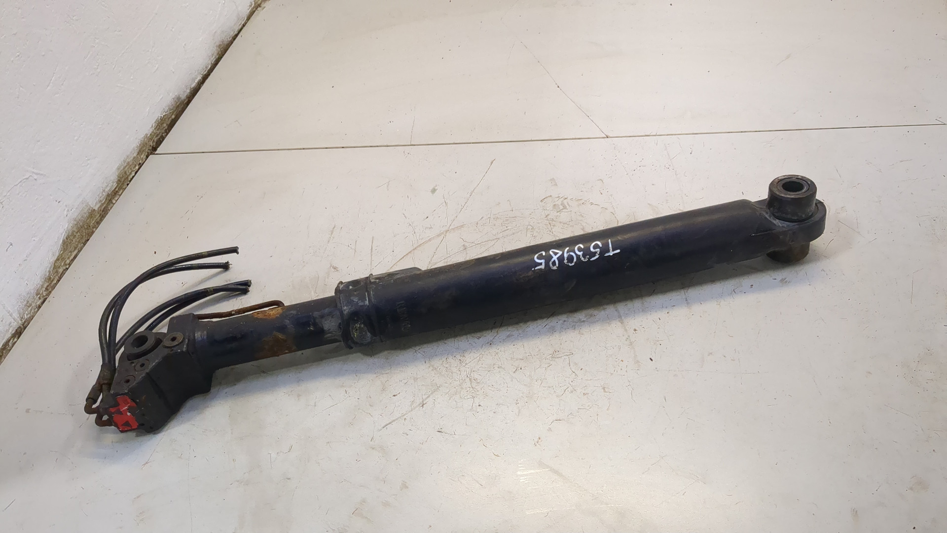 Рабочий цилиндр подъема кабины