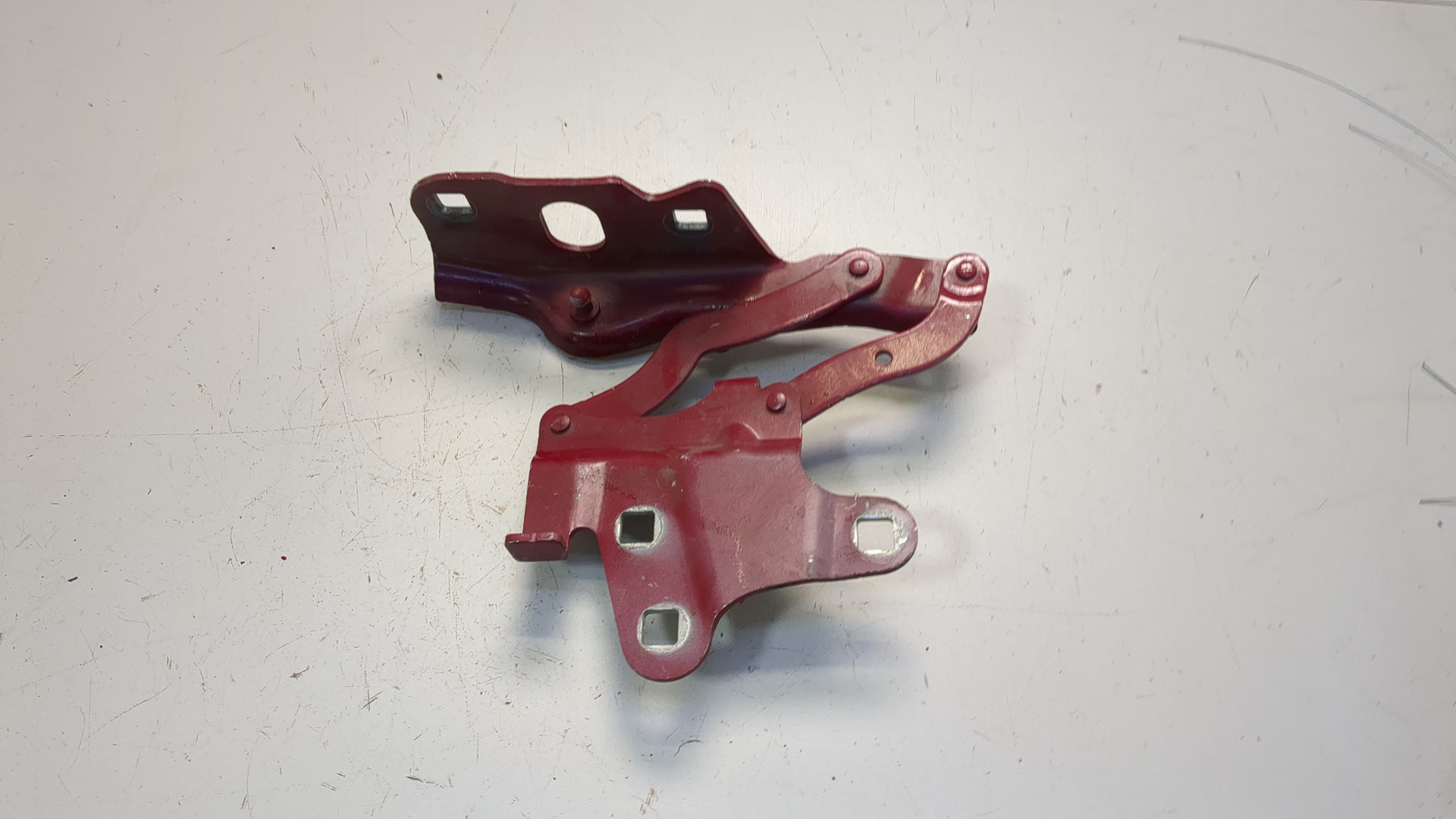 Петля капота правая