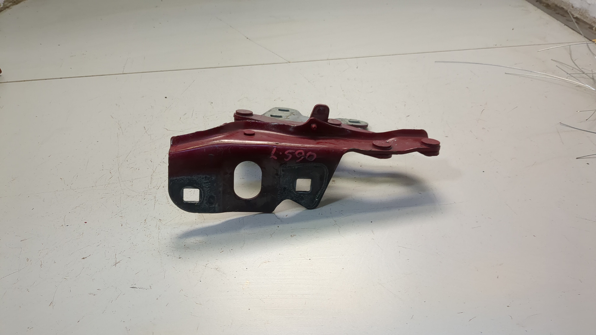 Петля капота правая