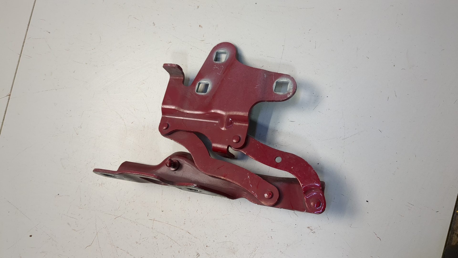 Петля капота левая