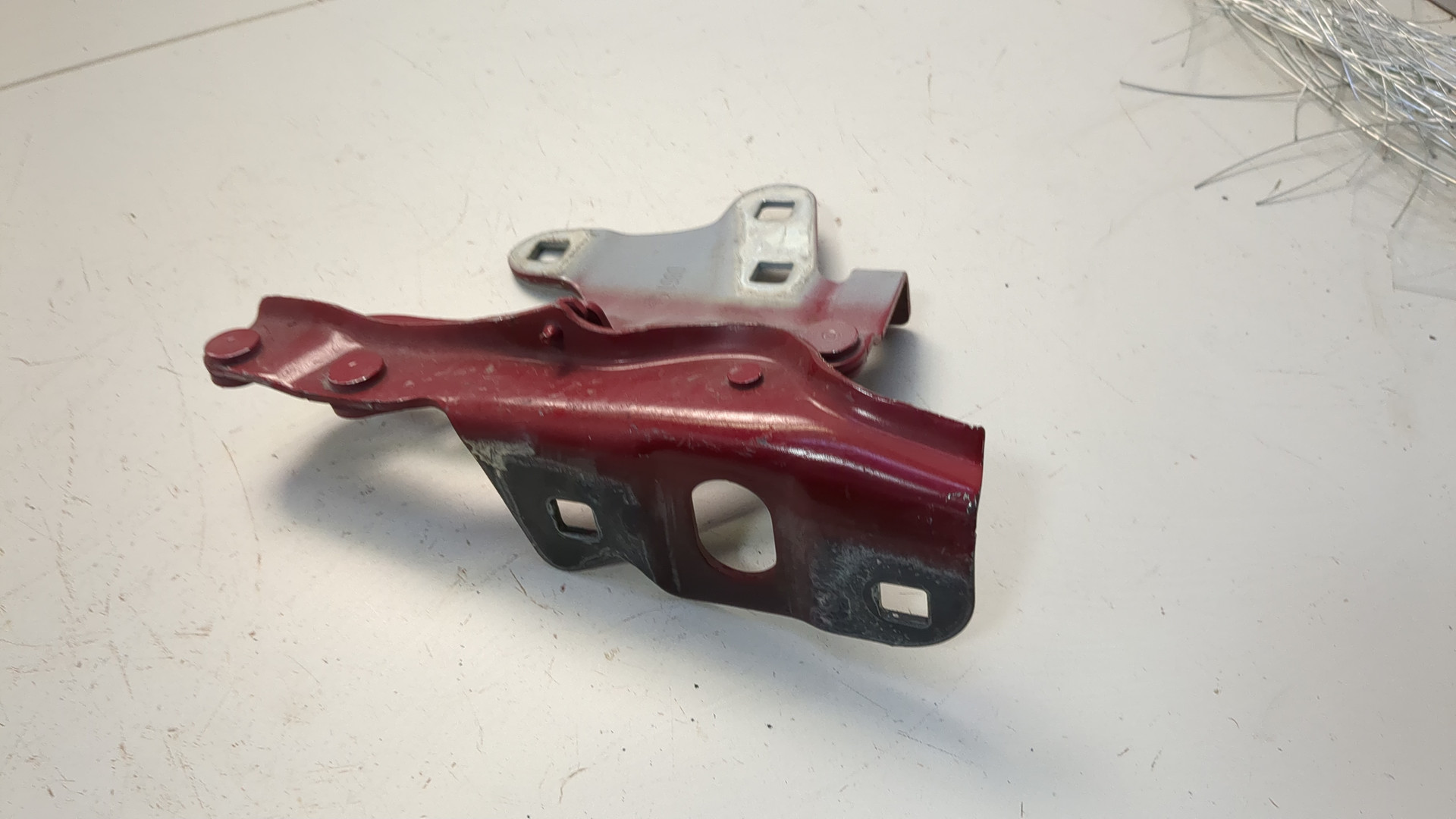 Петля капота левая