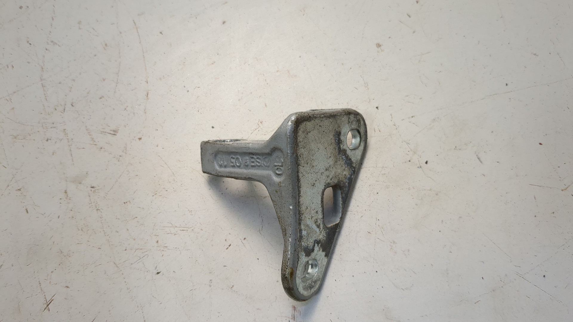 Петля двери