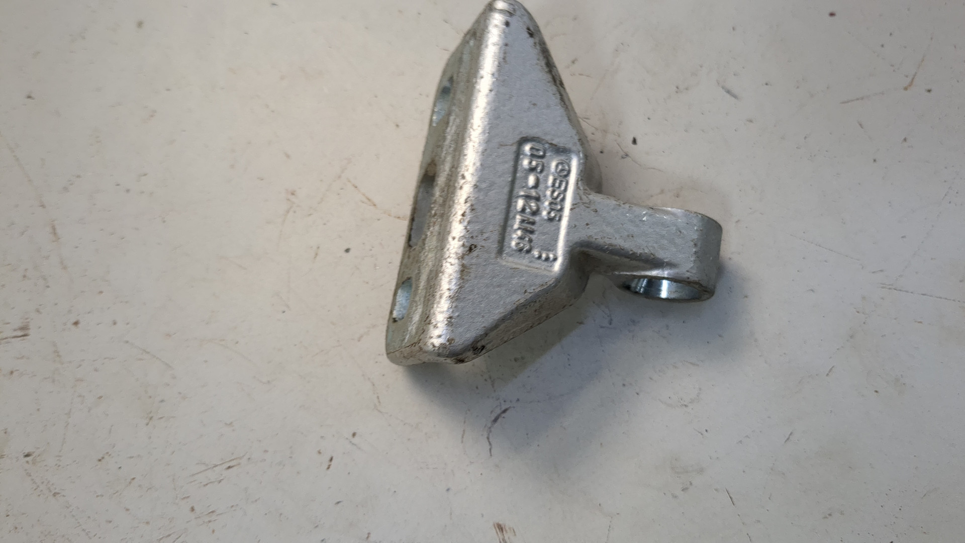 Петля двери