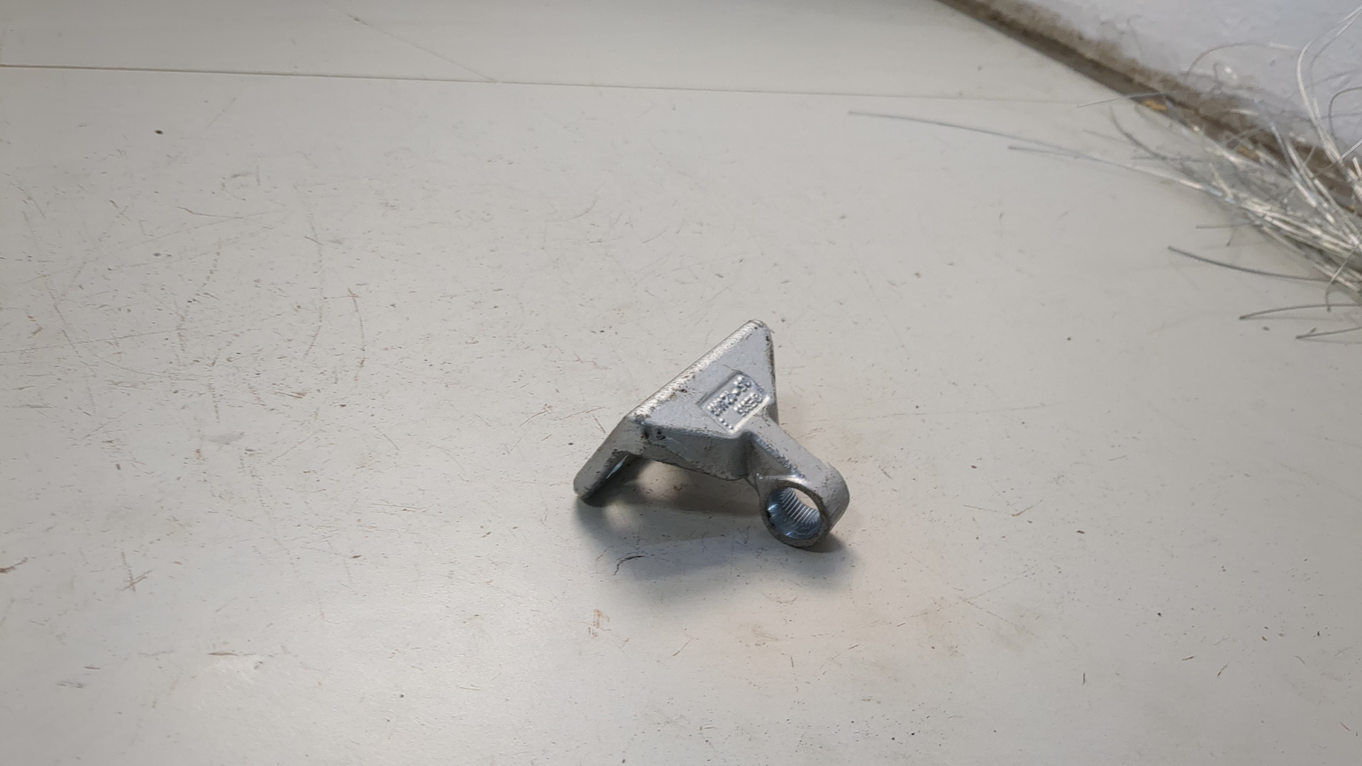 Петля двери