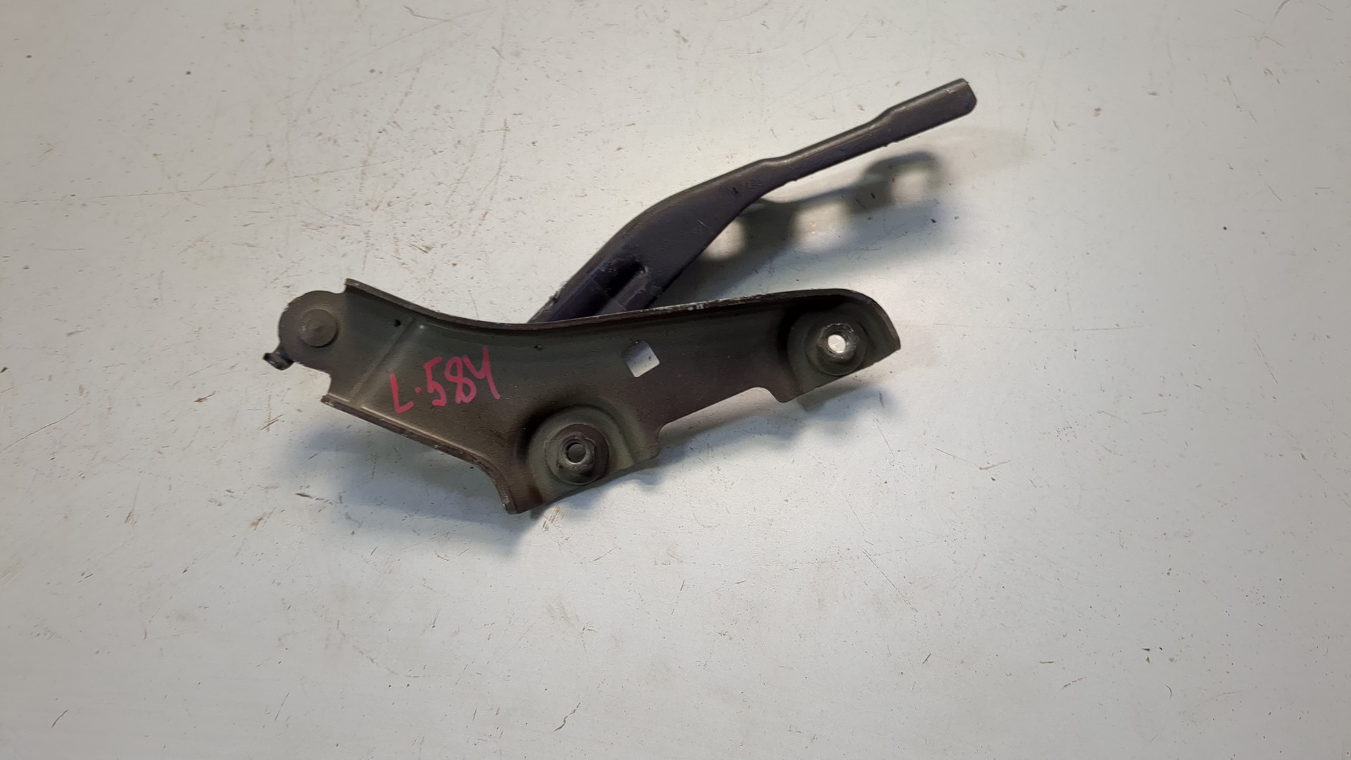 Петля капота правая