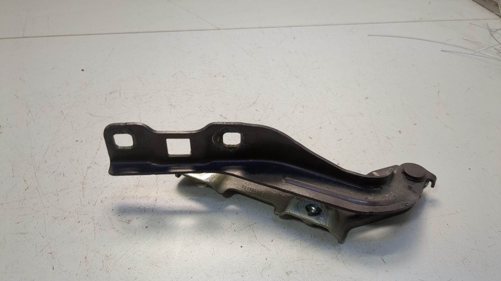 Петля капота правая