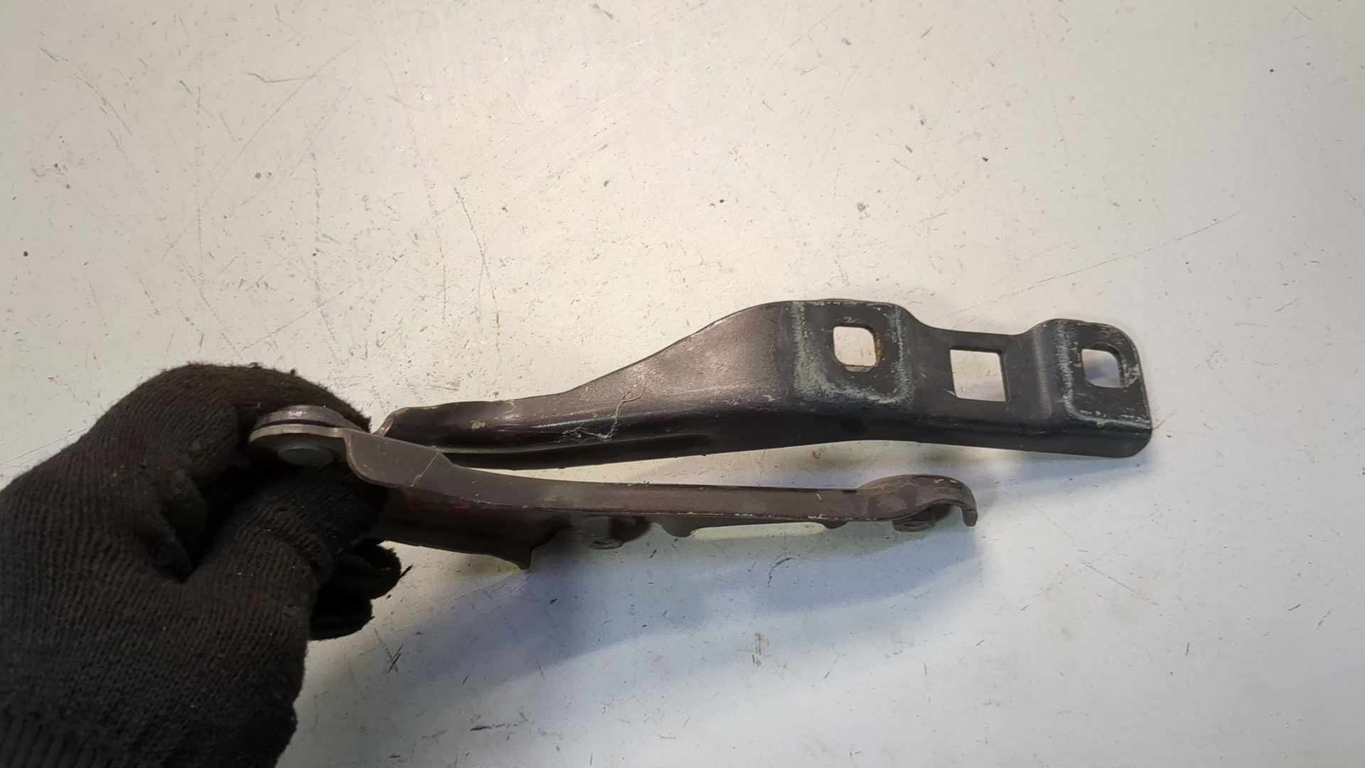 Петля капота правая