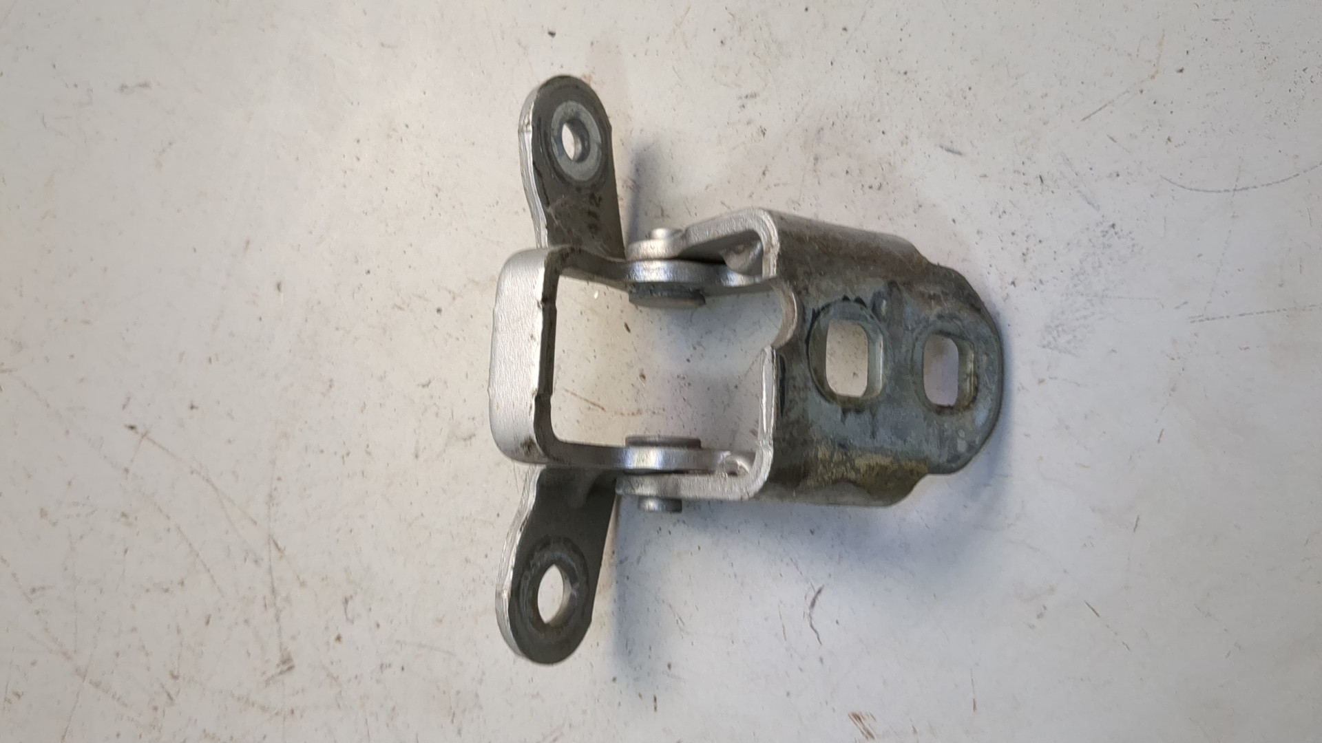 Петля двери