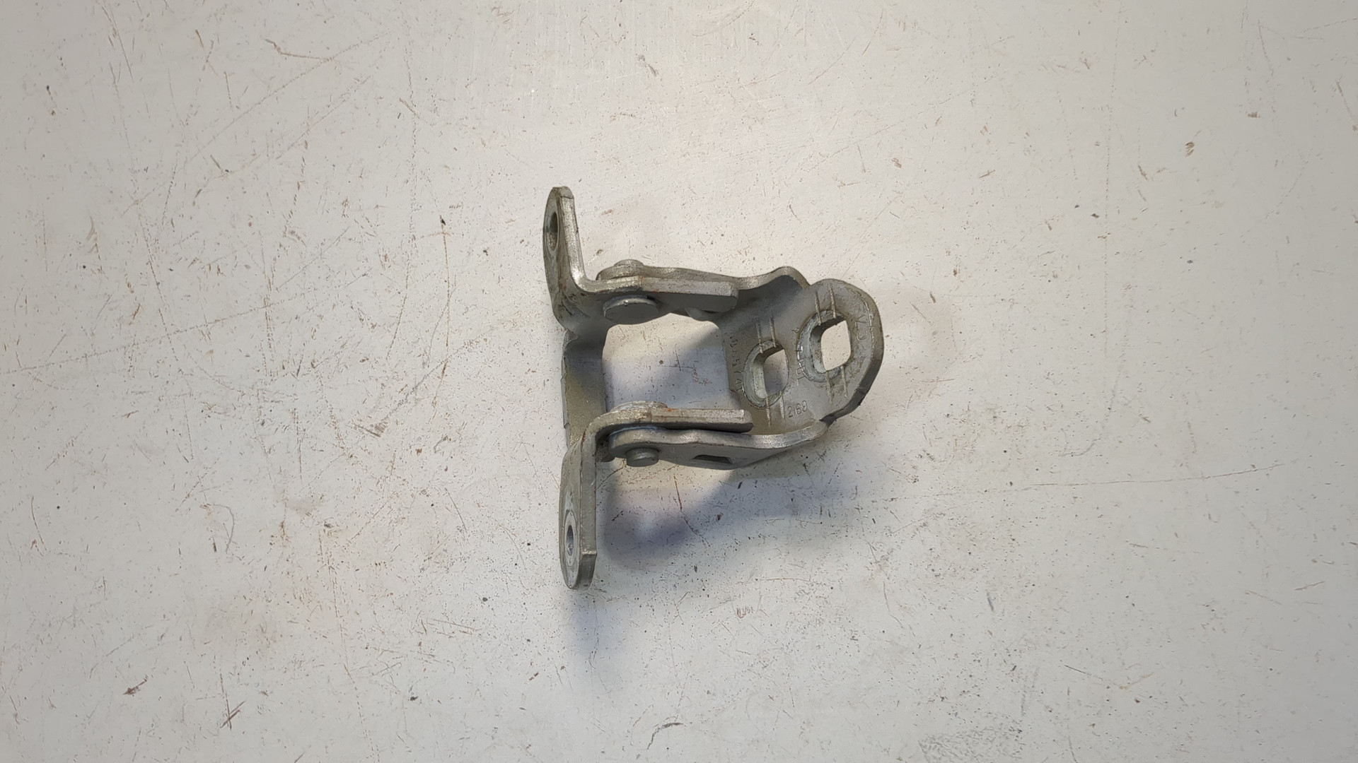 Петля двери