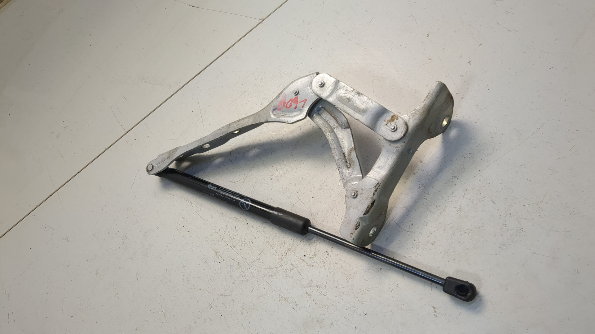 Петля капота левая