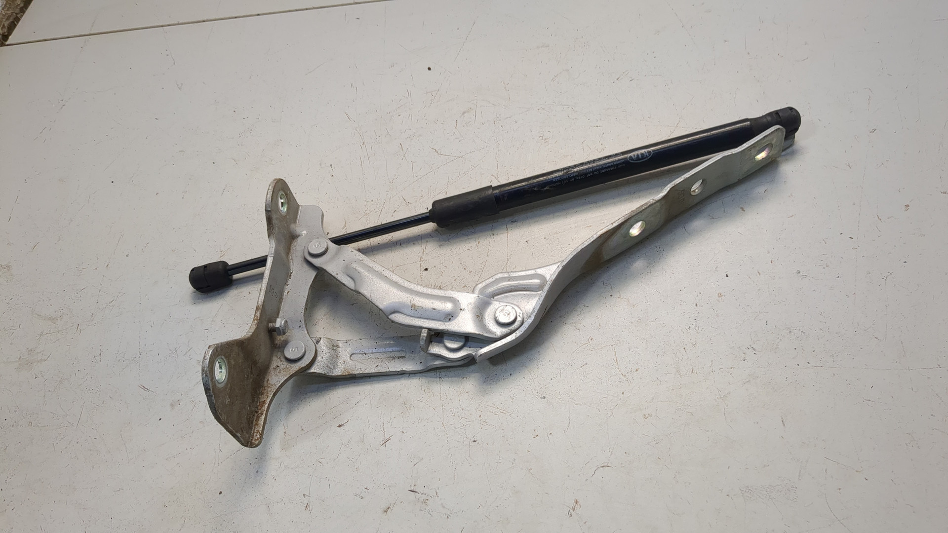 Петля капота правая