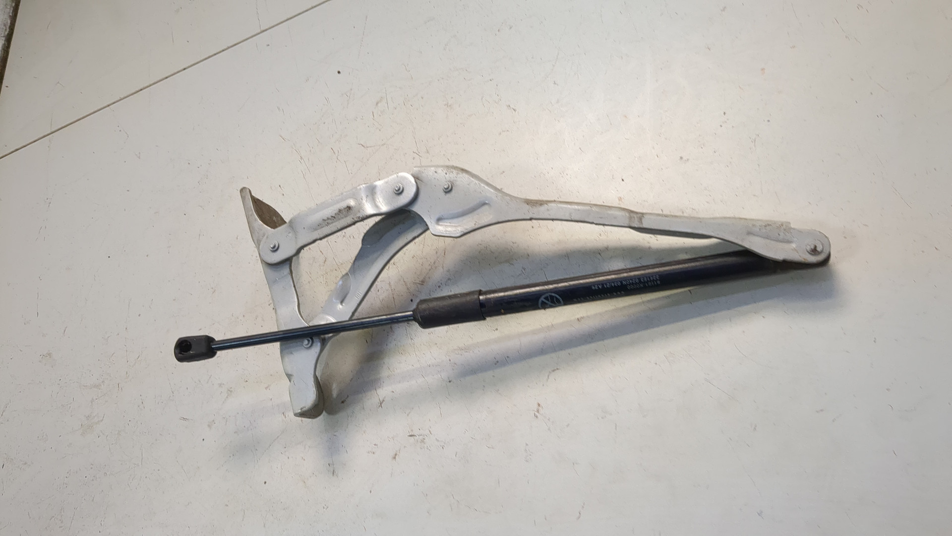 Петля капота правая