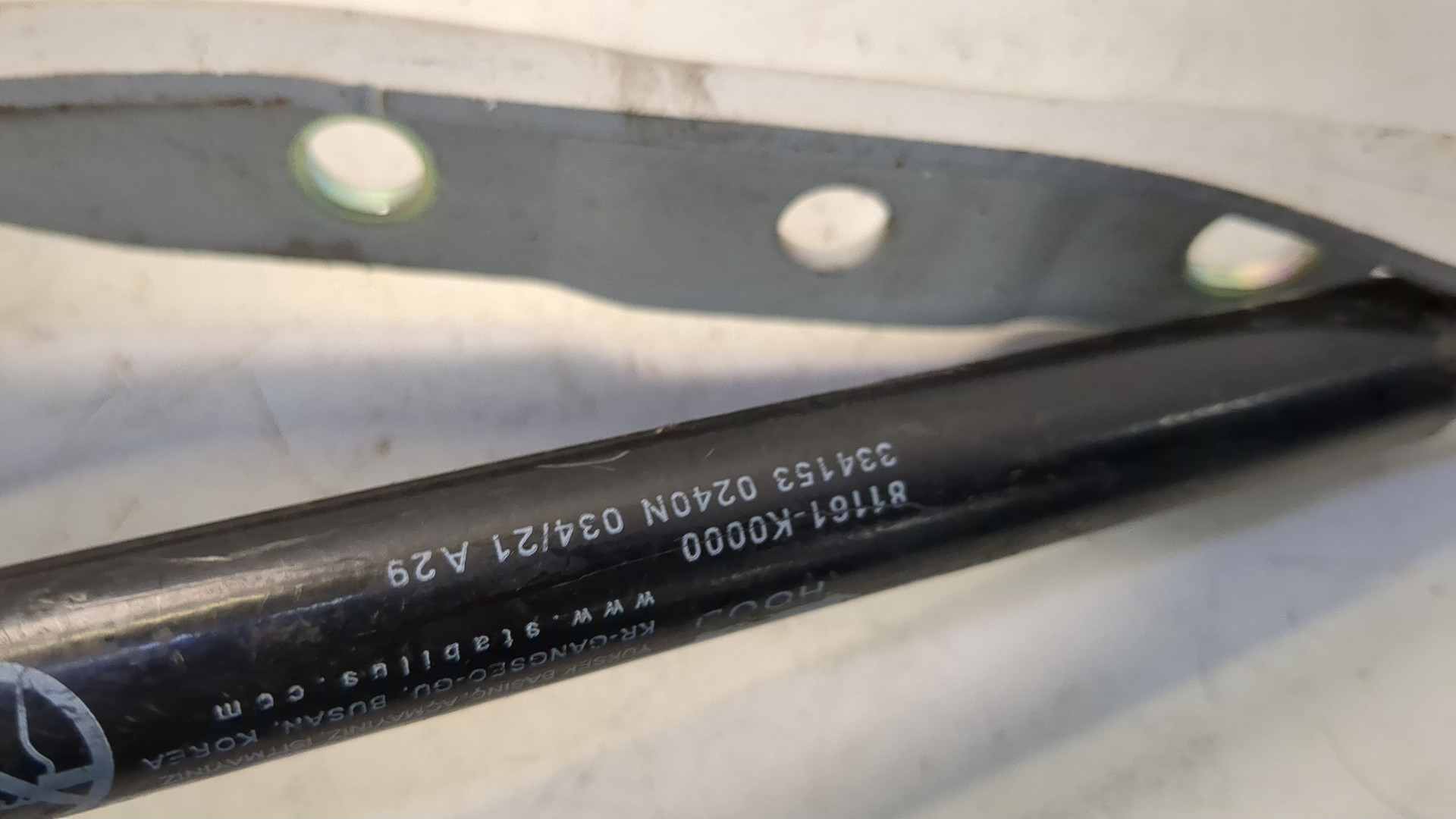 Петля капота правая