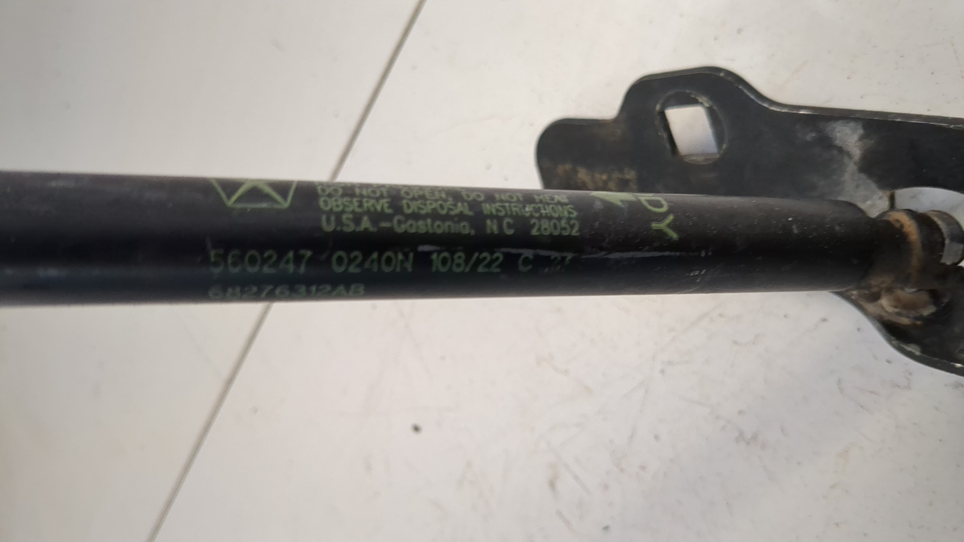 Петля капота правая