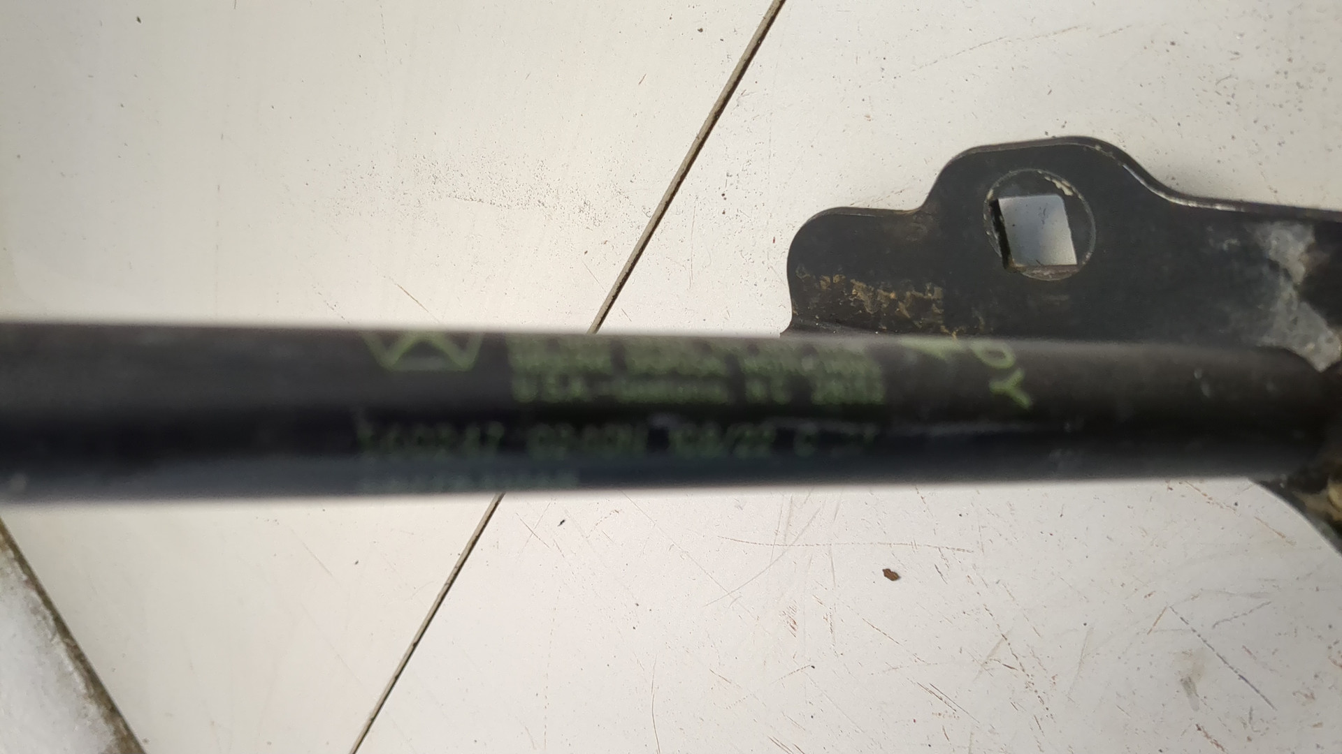 Петля капота правая