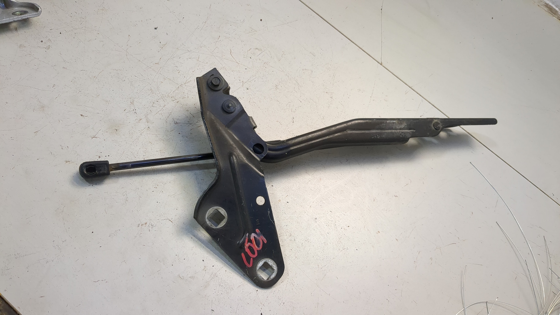 Петля капота правая