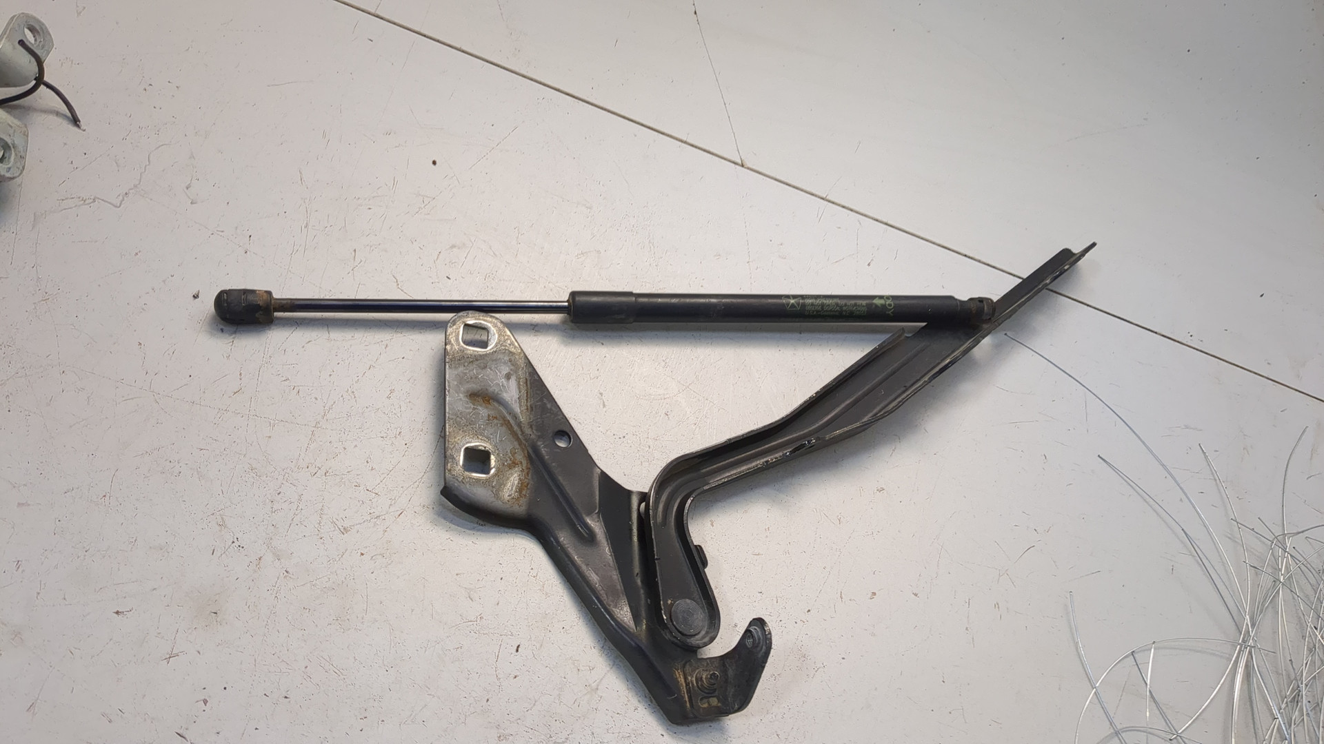 Петля капота правая