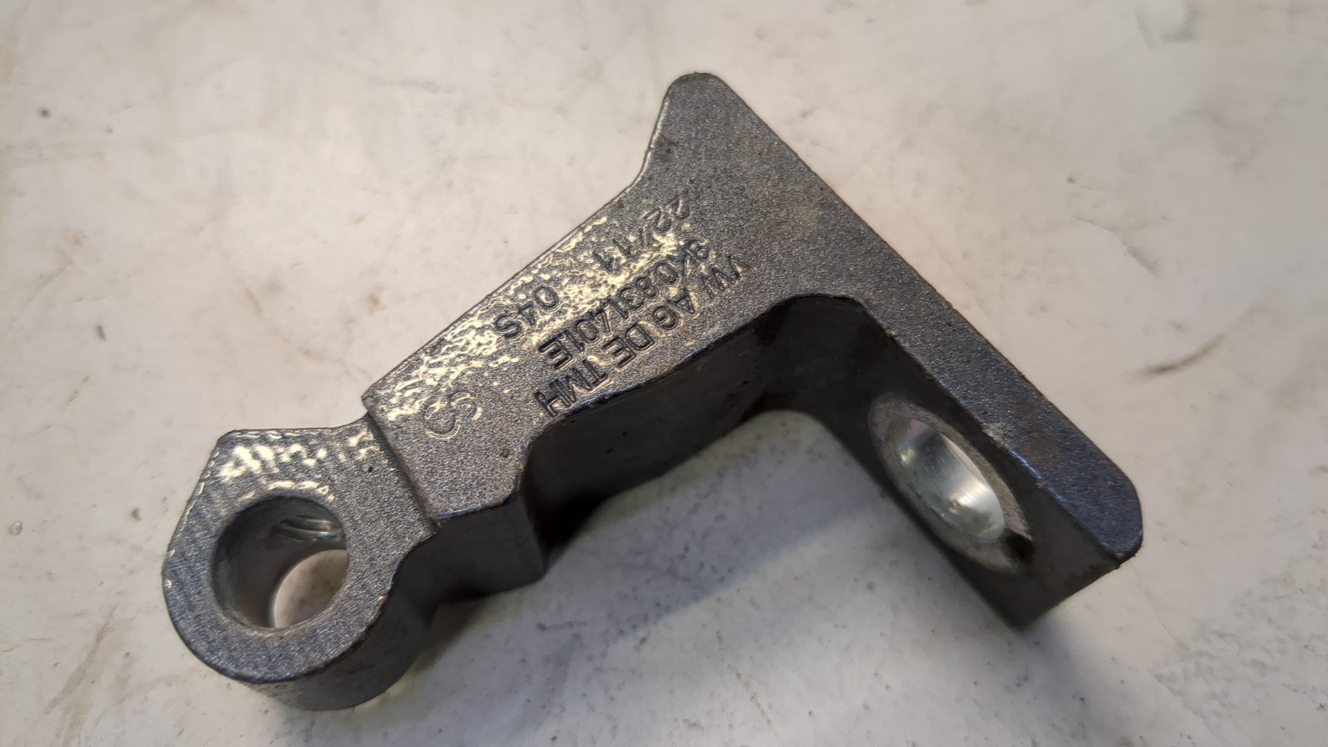 Петля двери