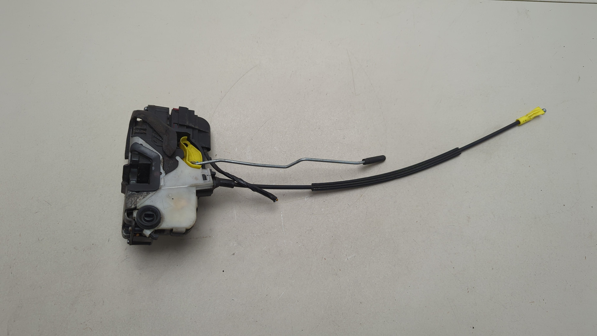 Замок двери задней левой