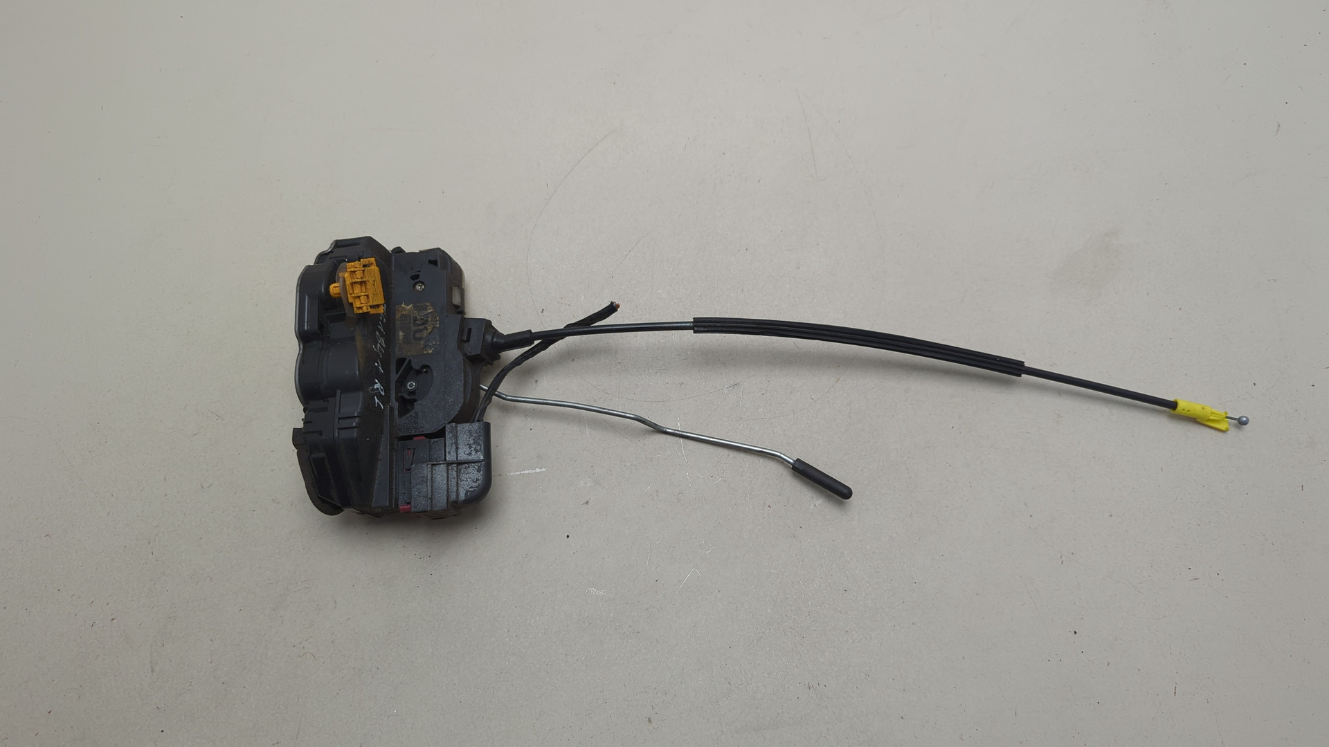 Замок двери задней левой