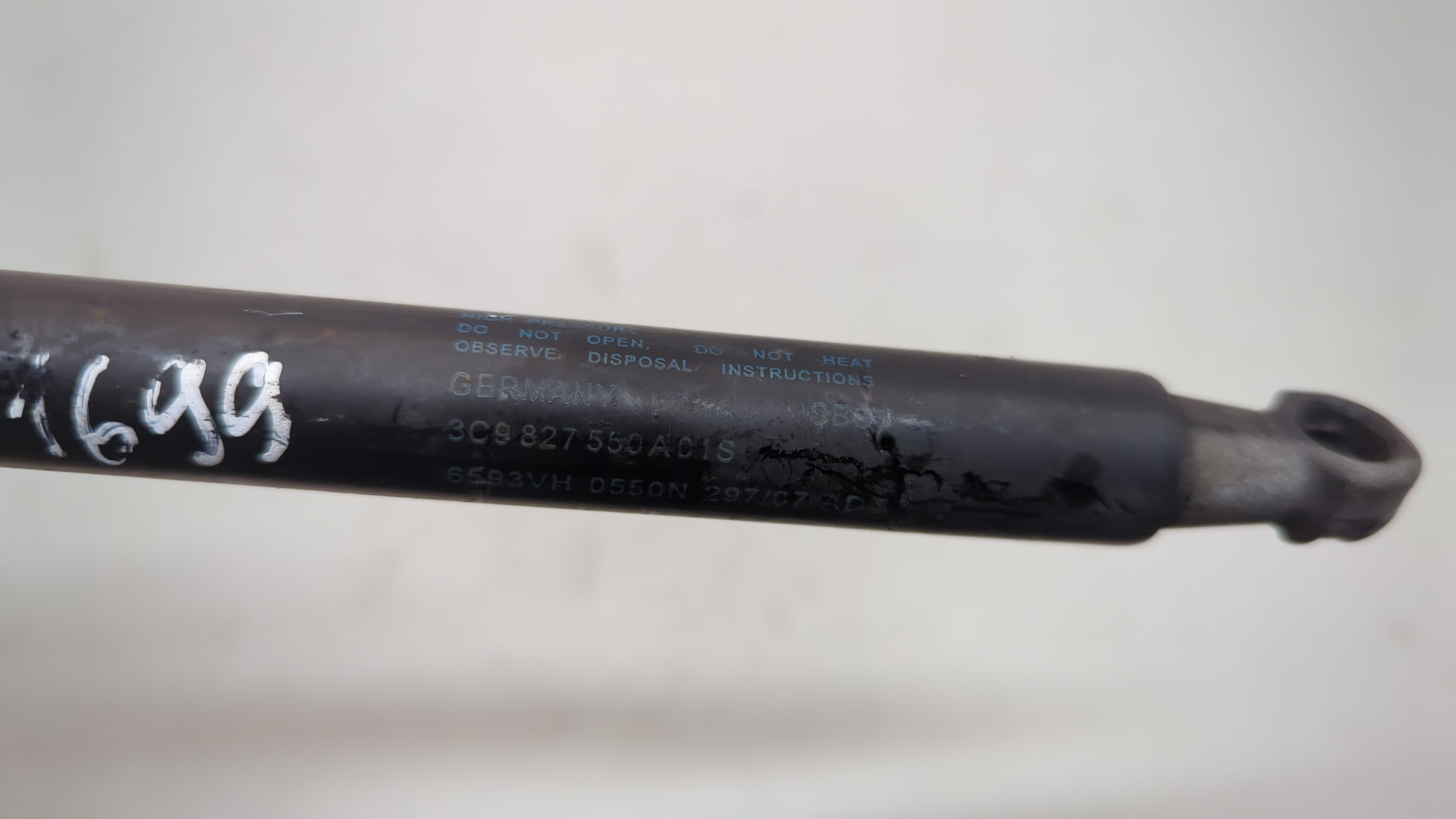 Амортизатор капота