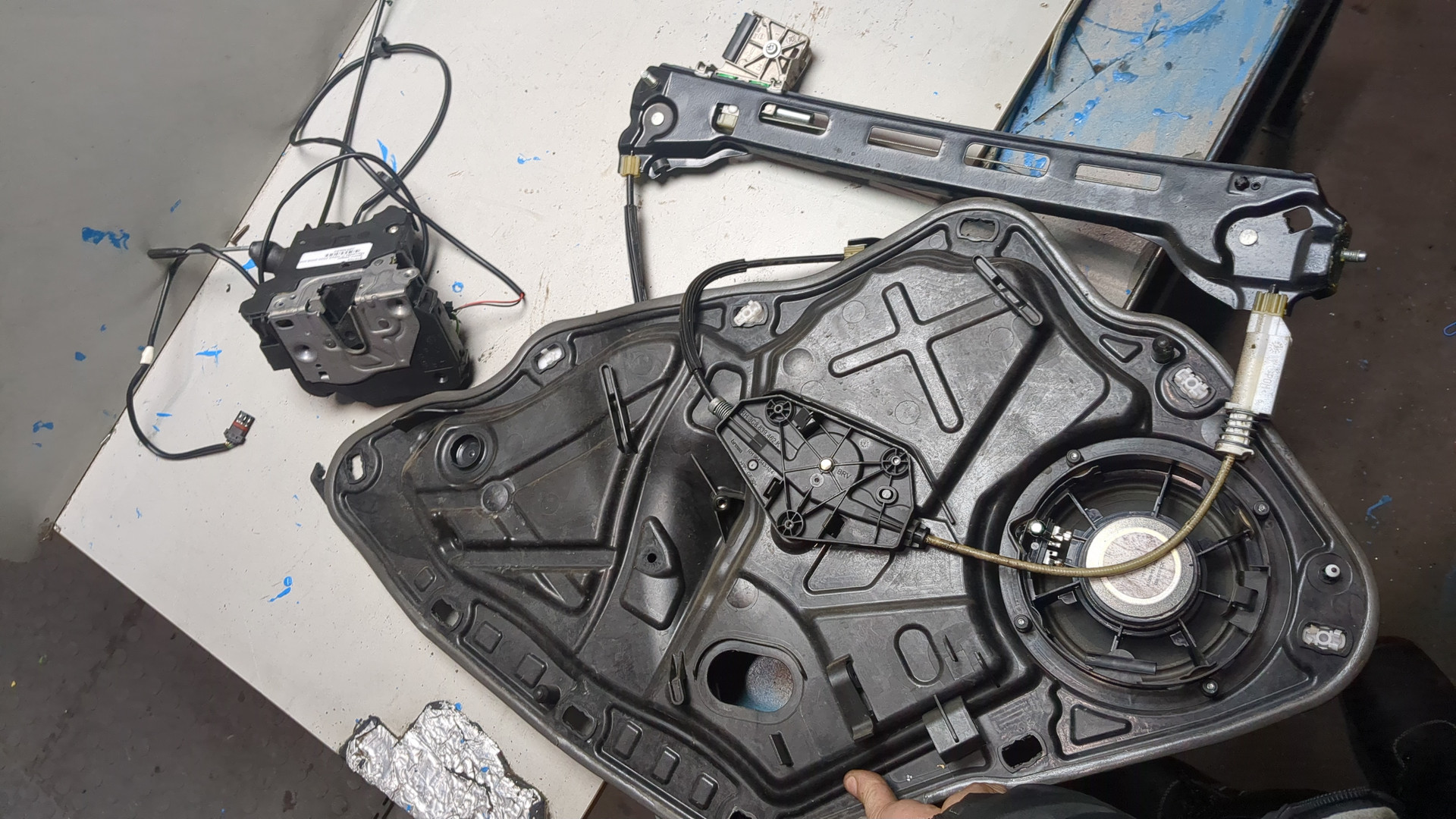 Стеклоподъемник электр. задний правый