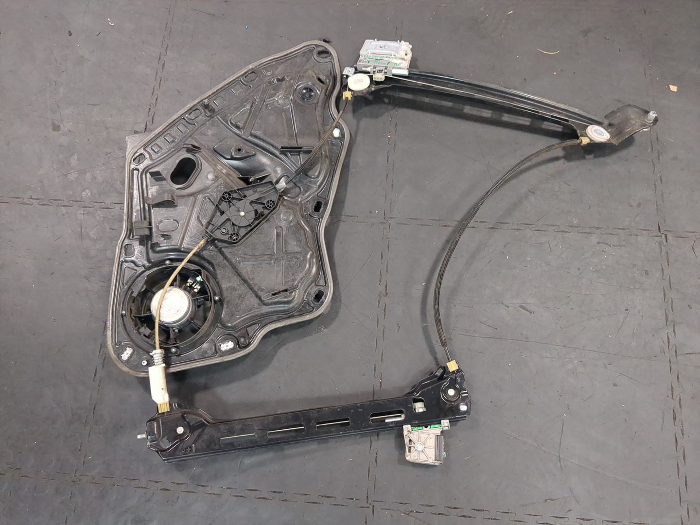 Стеклоподъемник электр. задний правый