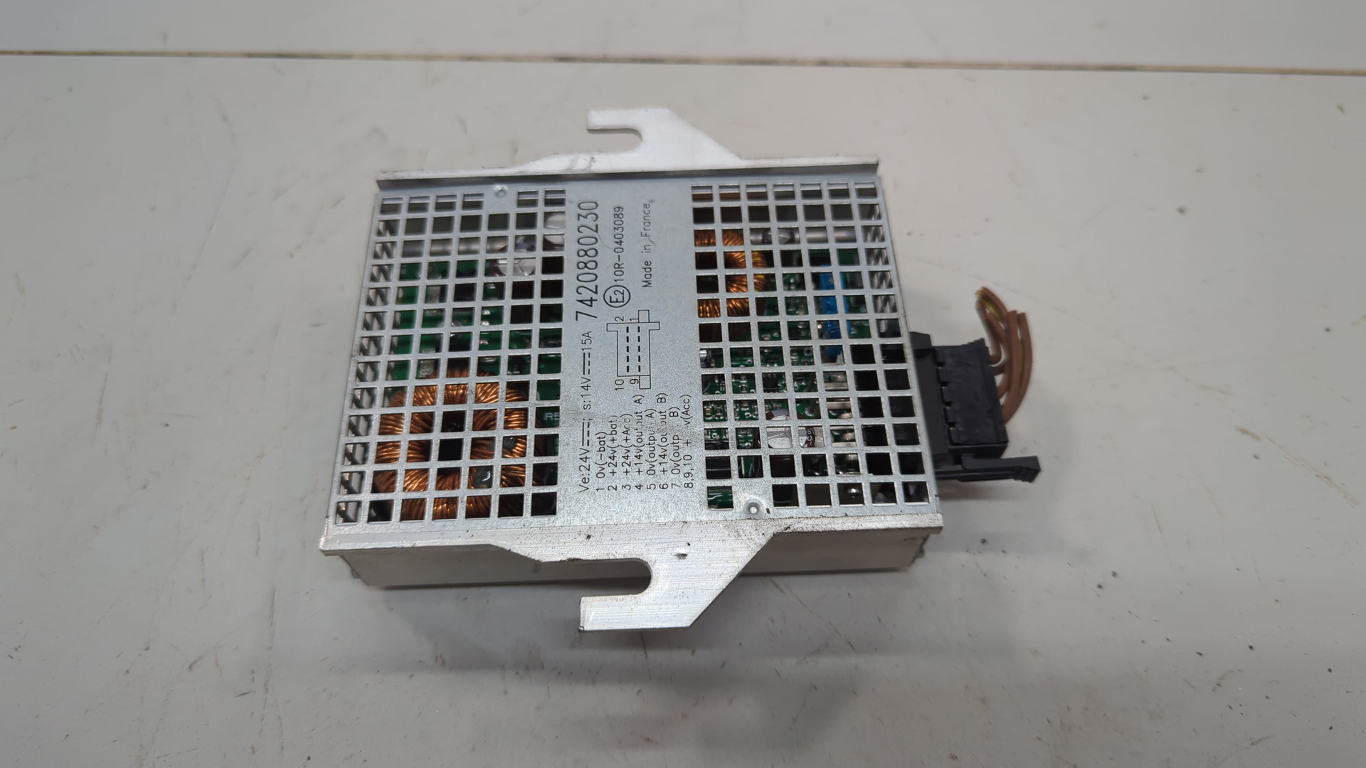 Преобразователь напряжения (адаптер)