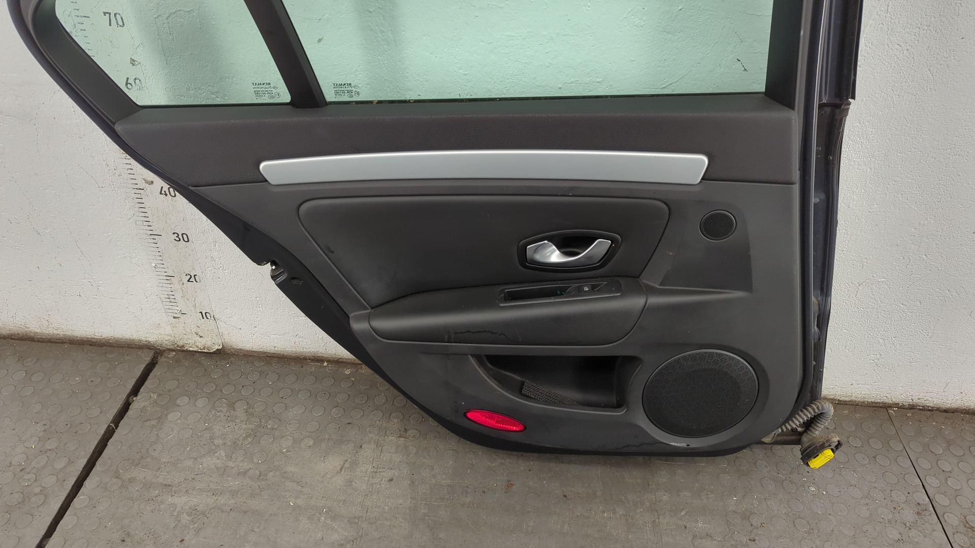 Дверь задняя левая