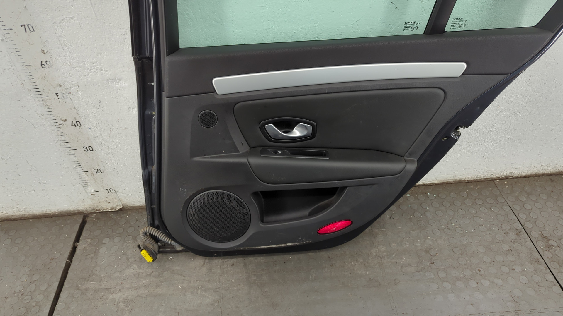 Дверь задняя правая