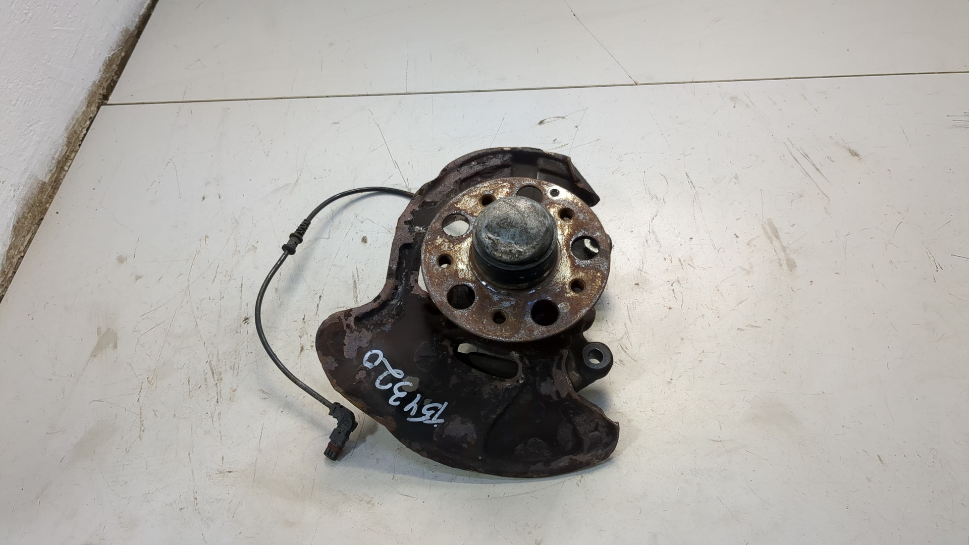 Кулак поворотный передний левый