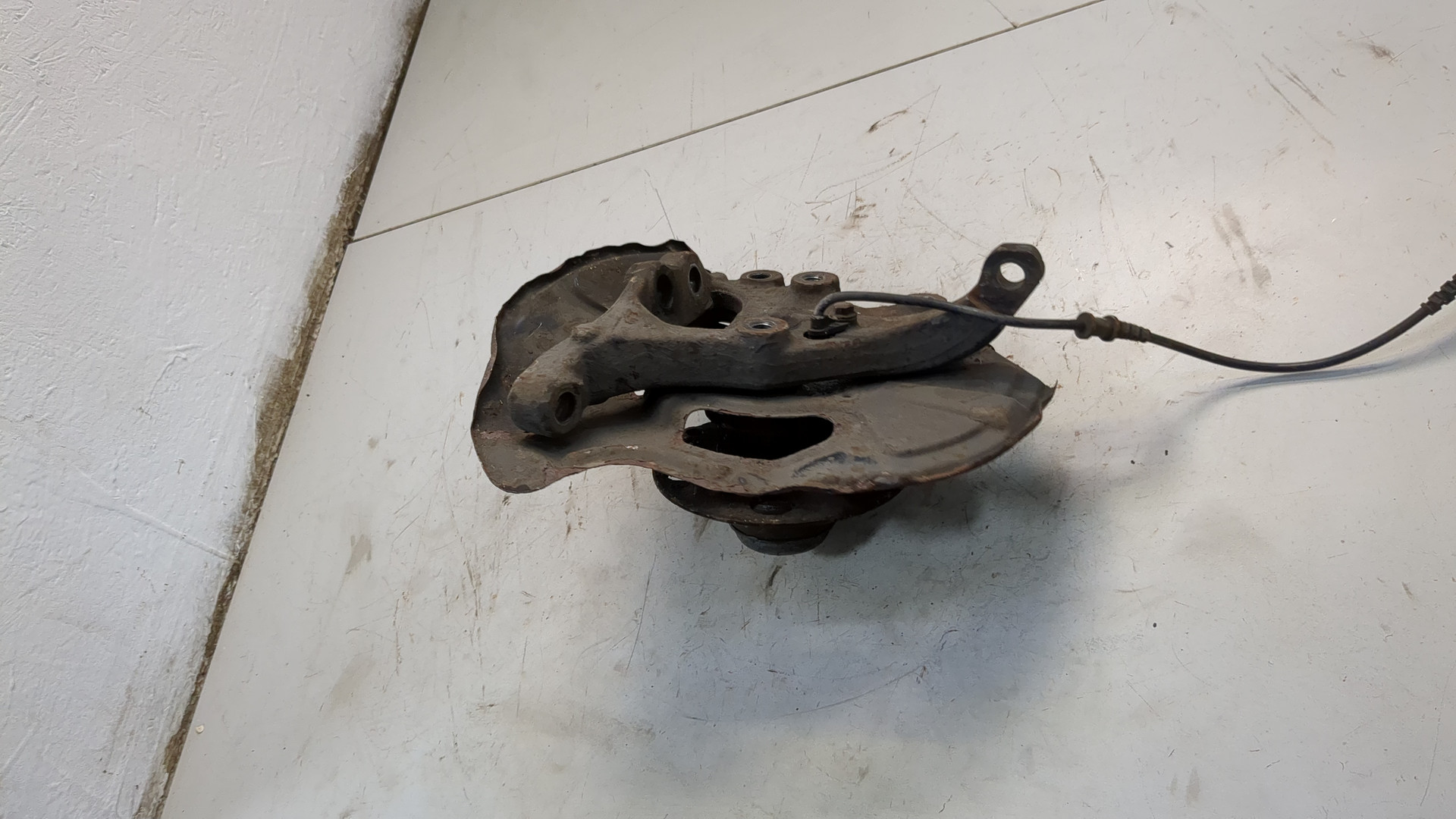 Кулак поворотный передний левый