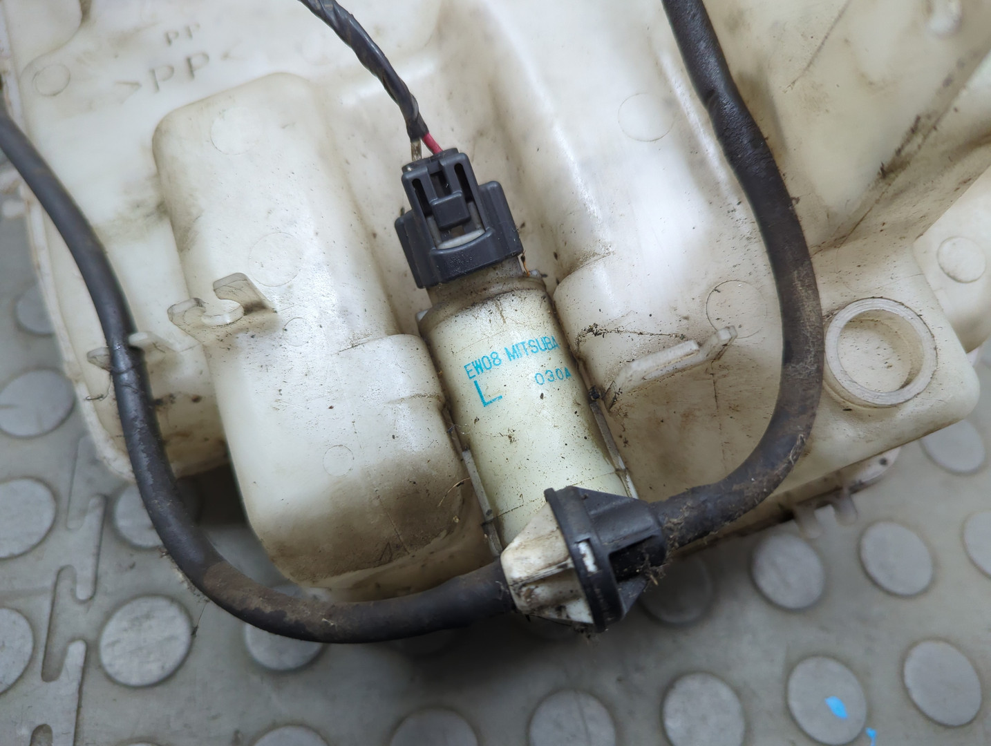 Бачок омывателя лобового стекла