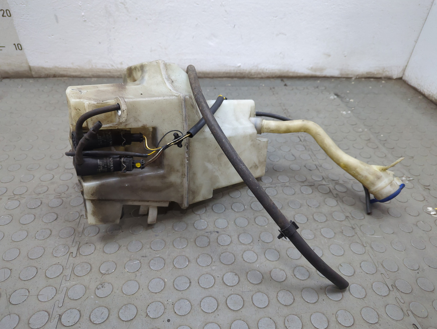 Бачок омывателя лобового стекла