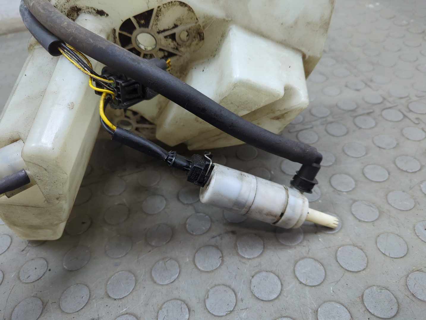 Бачок омывателя лобового стекла